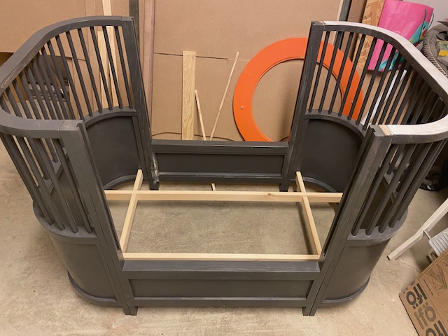 Tremmeseng med justerbar bund