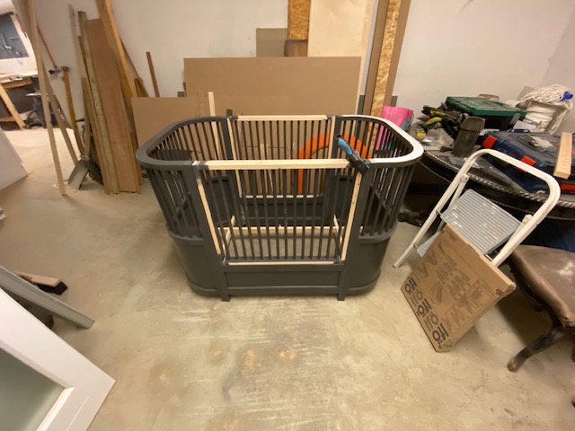 Tremmeseng med justerbar bund