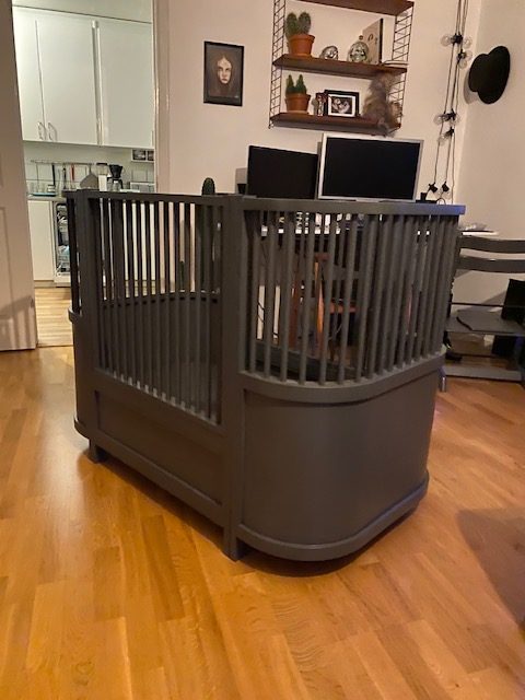 Tremmeseng med justerbar bund