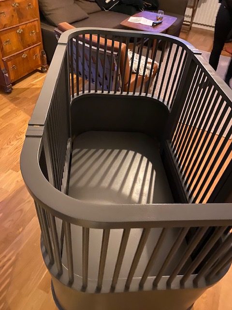 Tremmeseng med justerbar bund