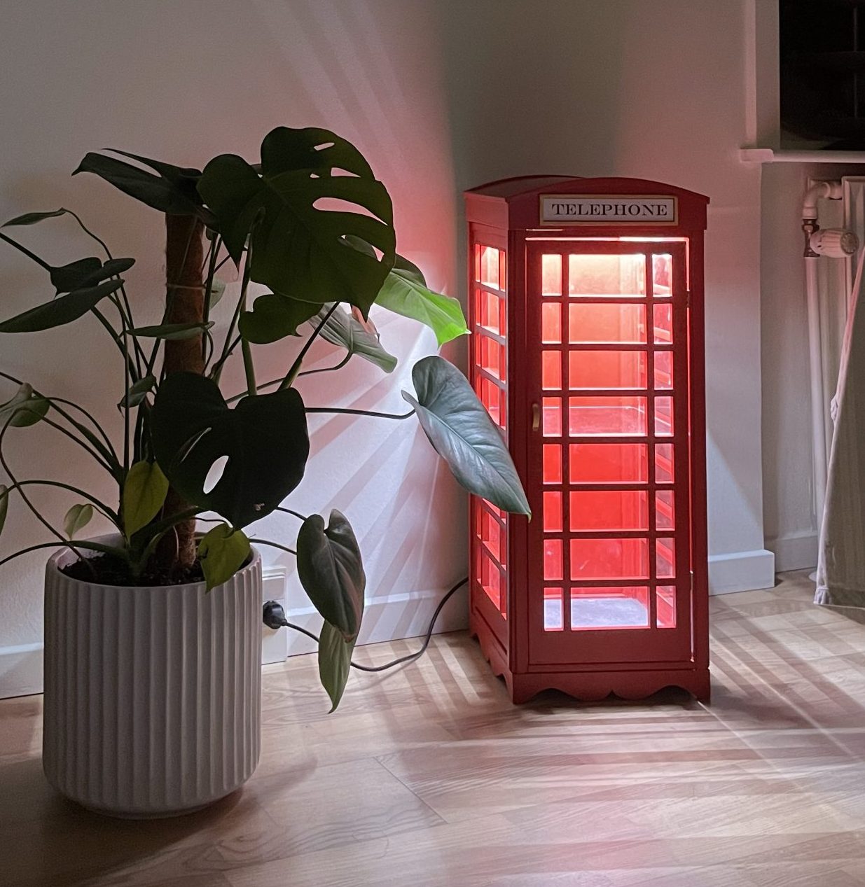 Modell av engelsk telefonkiosk