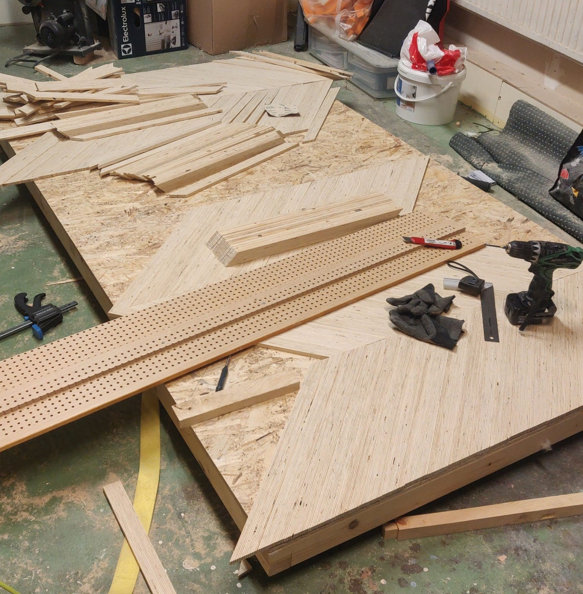 Sengegærde med sildebensmønster