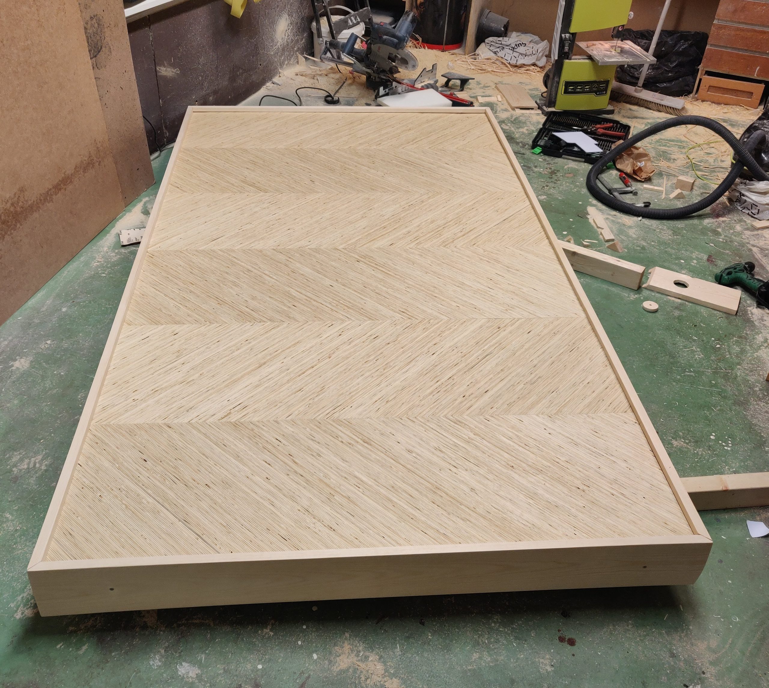 Sengegærde med sildebensmønster