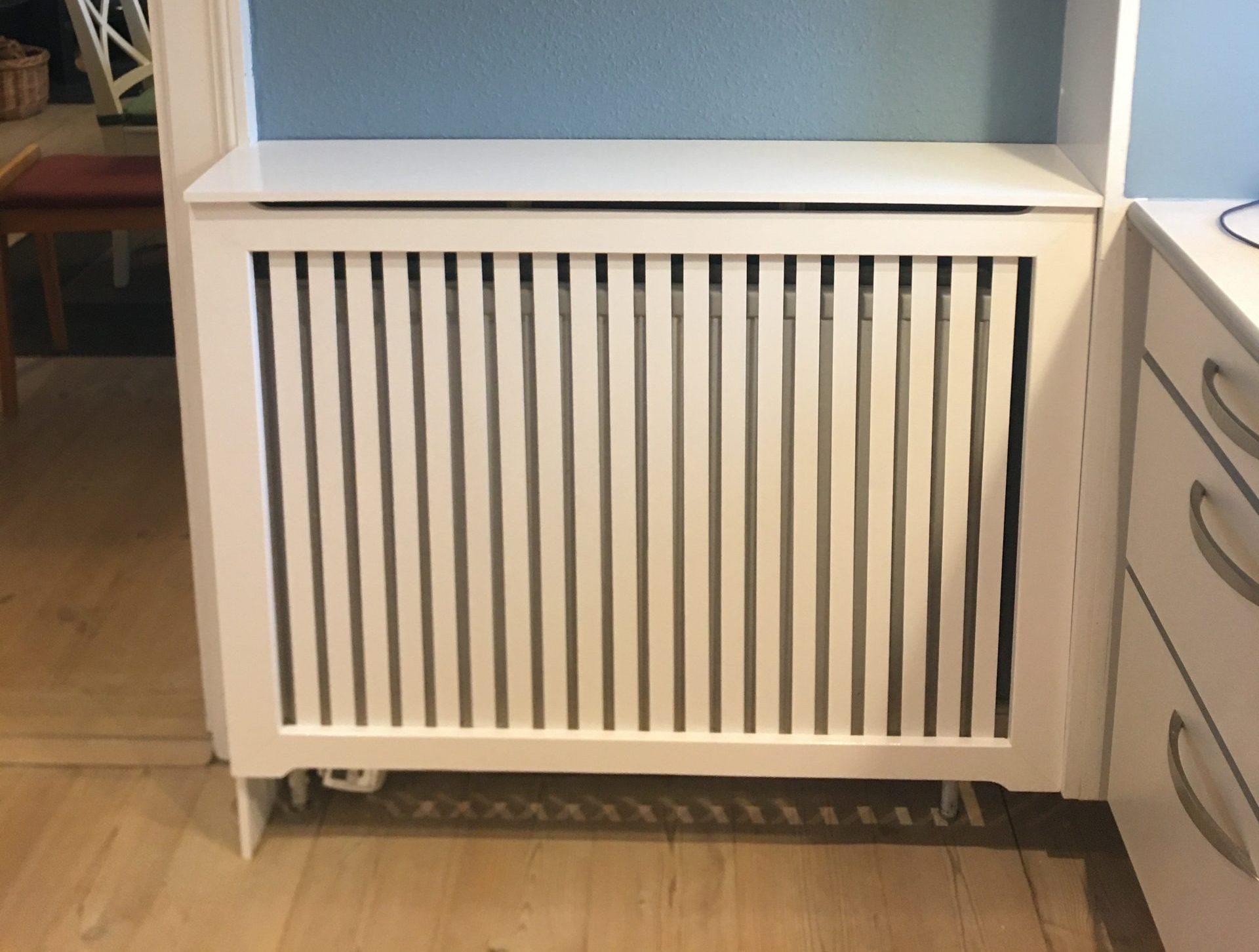 Patterinsuojus leveällä ikkunalaudalla