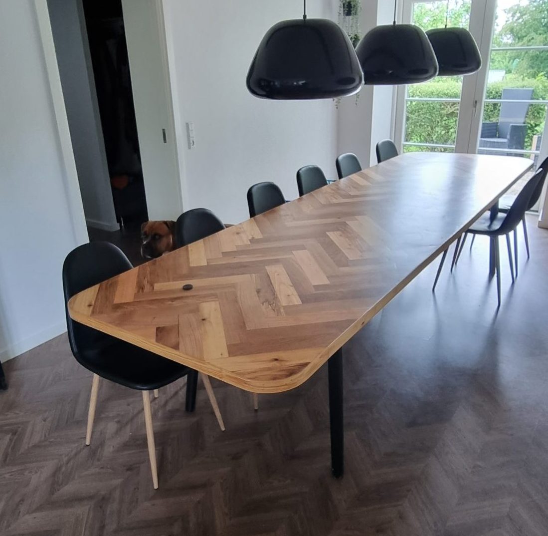 3,5 metrin pöytä kalanruotokuviolla