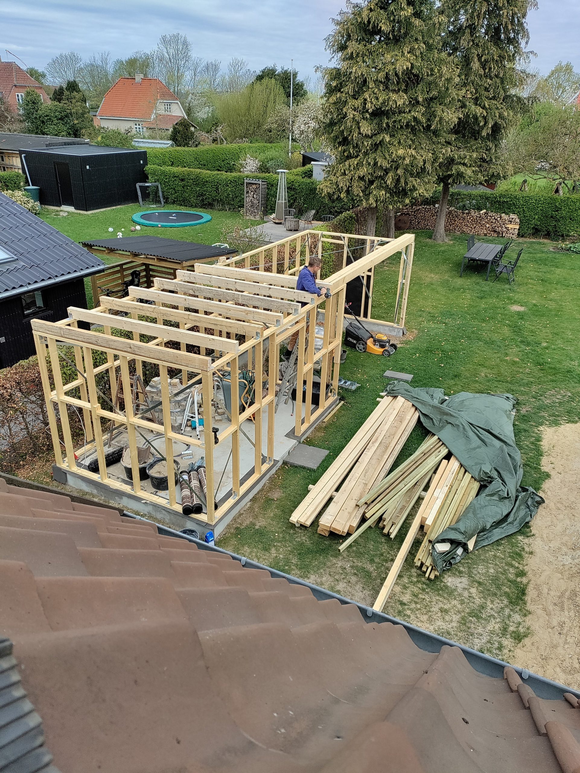 Överbyggd uteplats och förråd