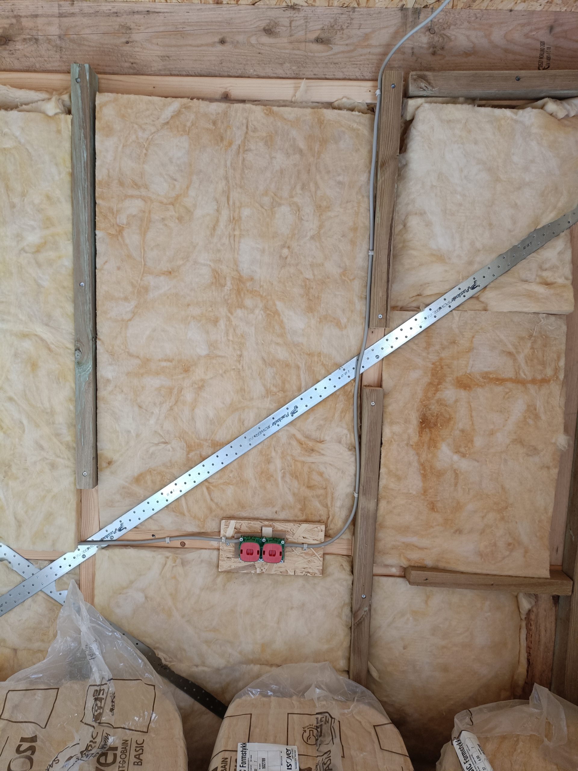 Överbyggd uteplats och förråd