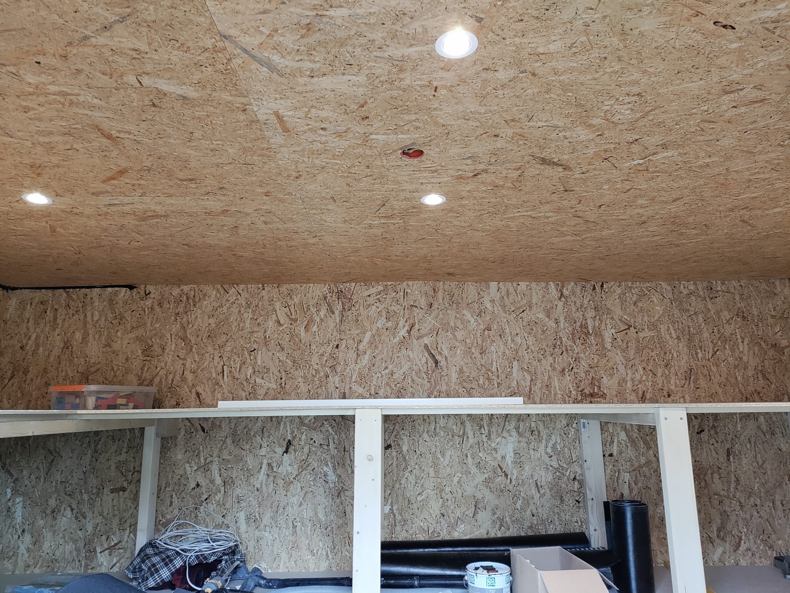 Överbyggd uteplats och förråd