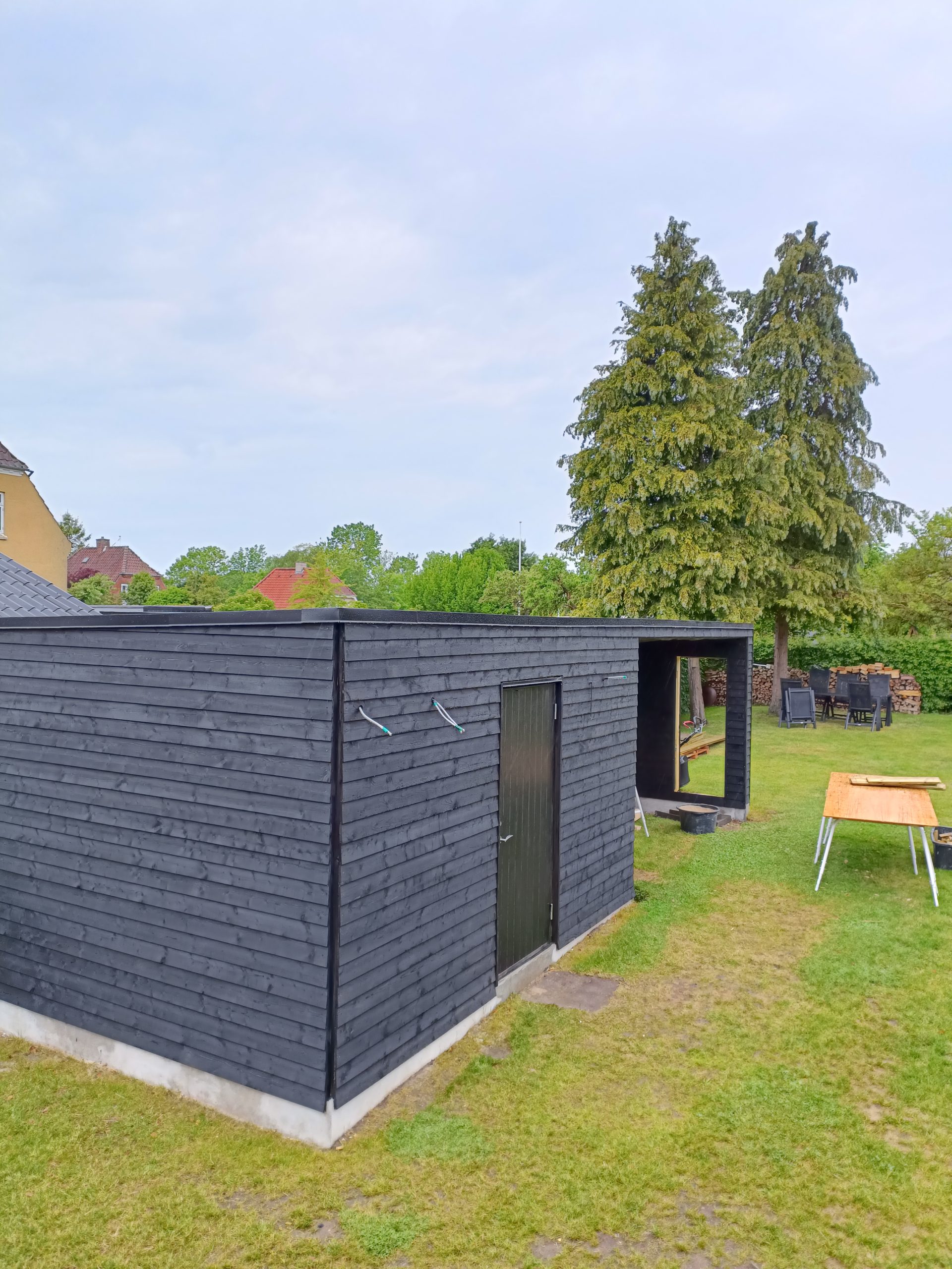 Överbyggd uteplats och förråd