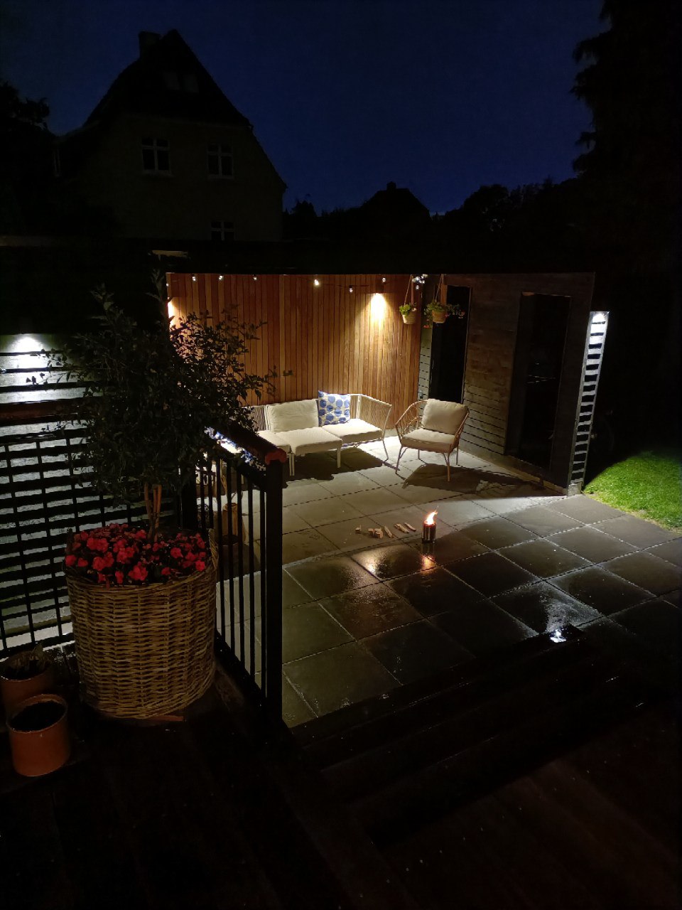 Överbyggd uteplats och förråd