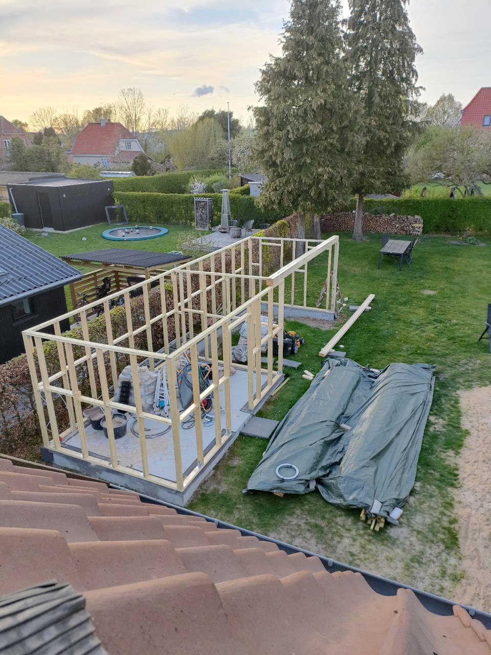 Överbyggd uteplats och förråd