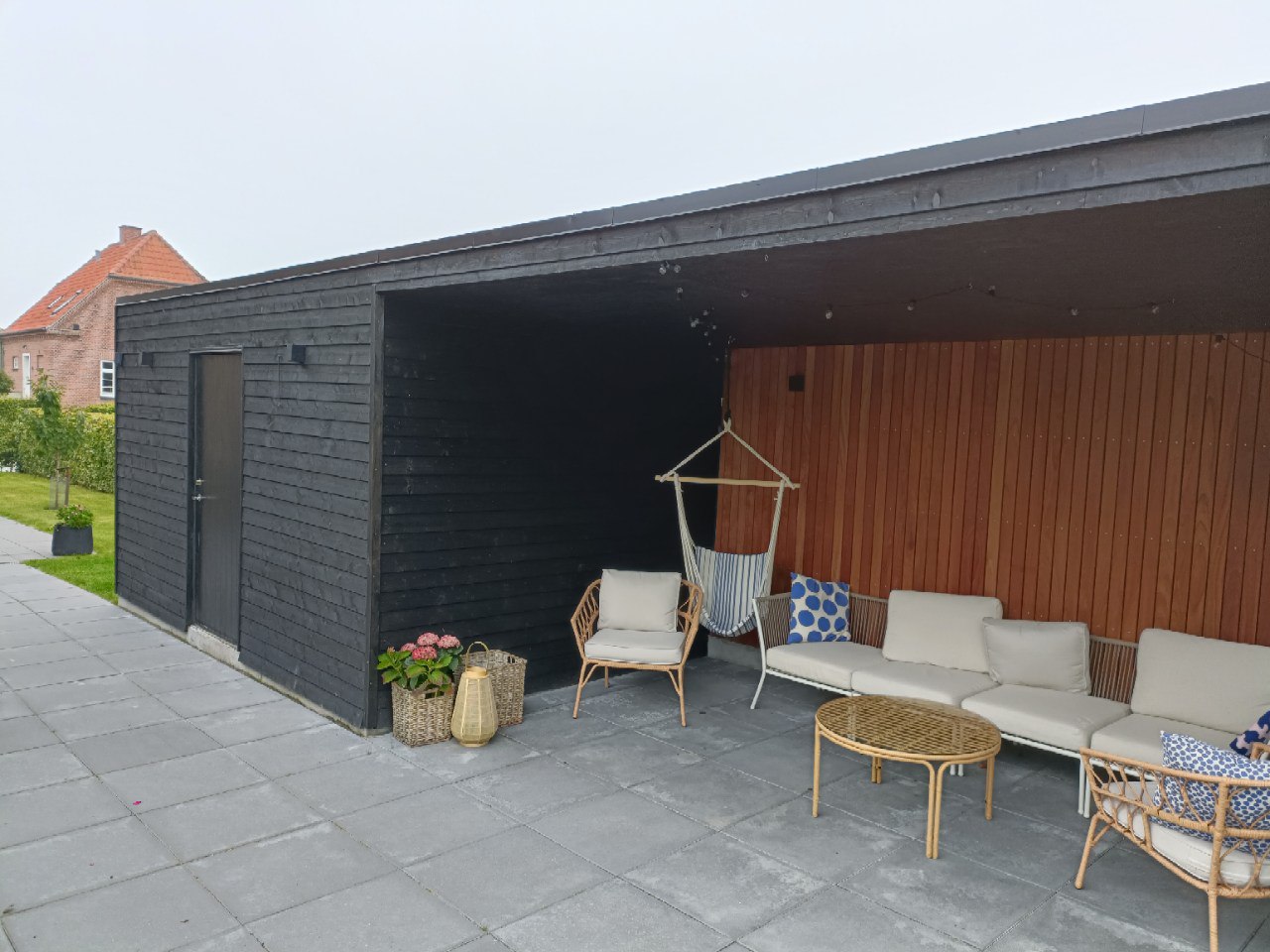 Överbyggd uteplats och förråd