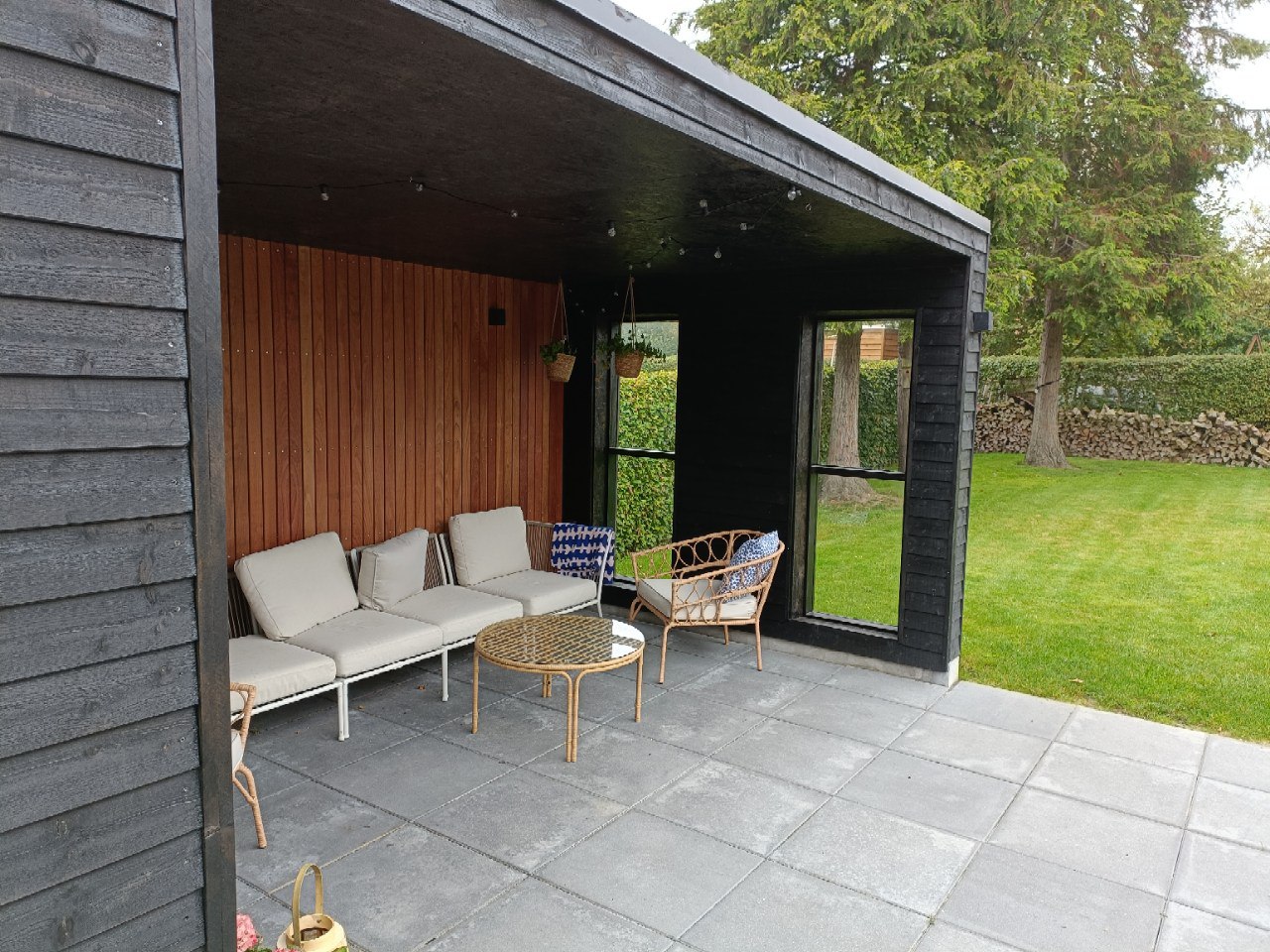 Överbyggd uteplats och förråd