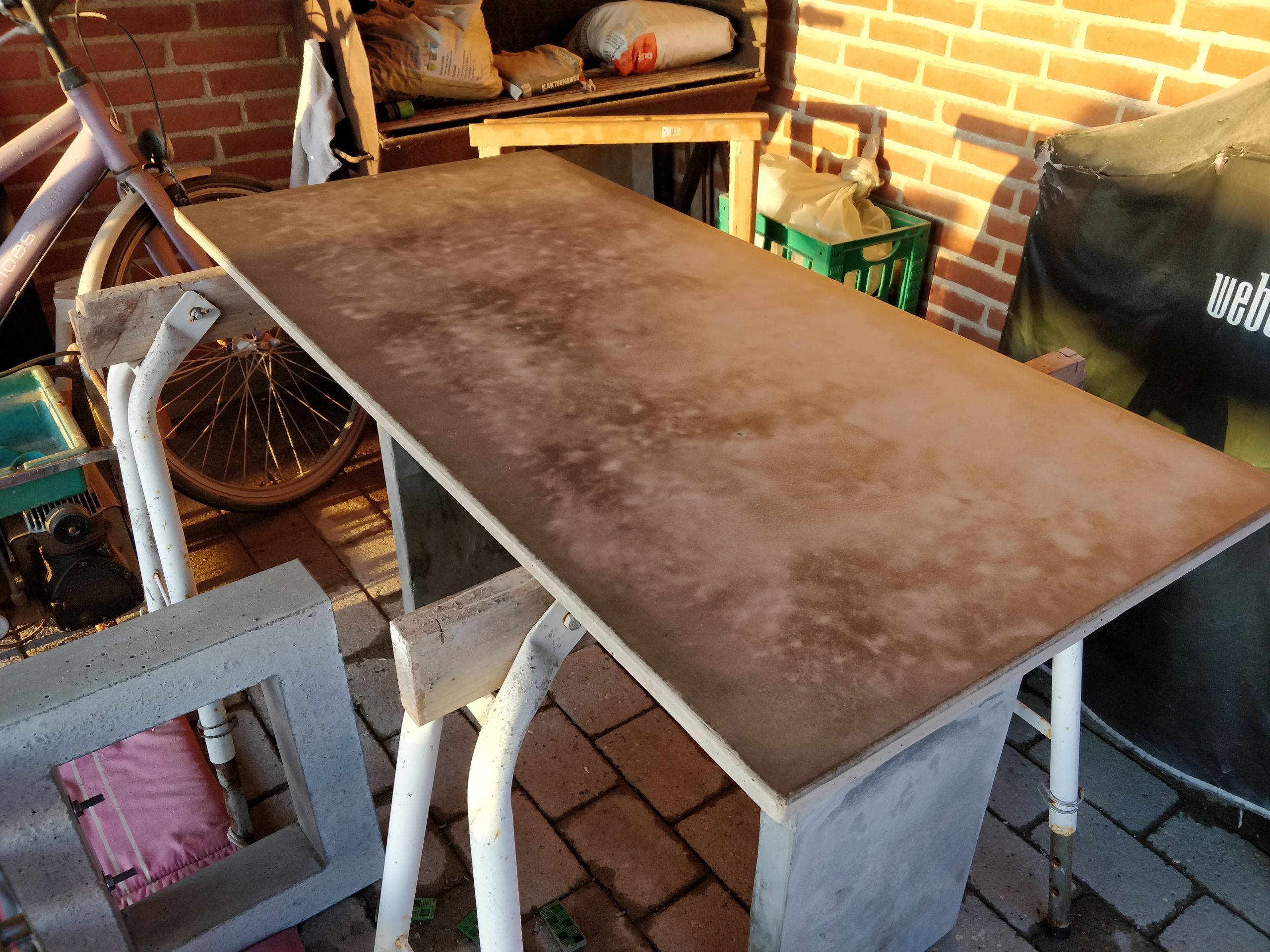 Betonbord med genbrugs bordben