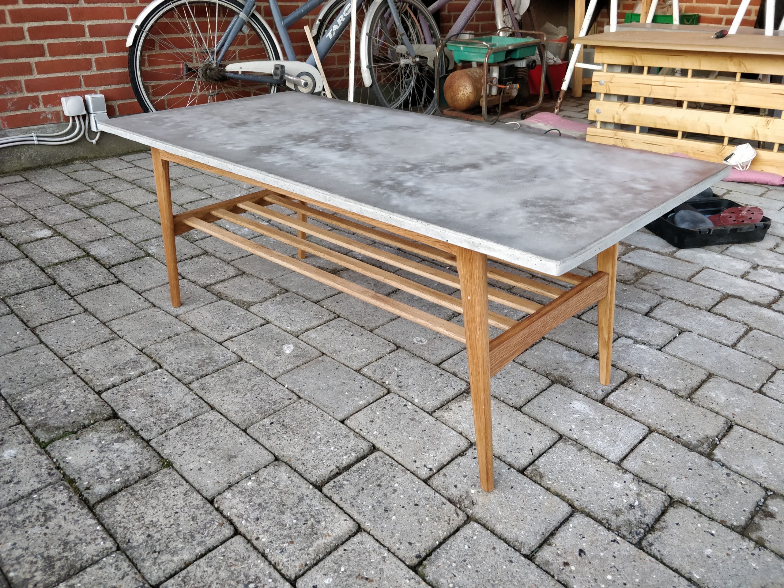 Betonbord med genbrugs bordben