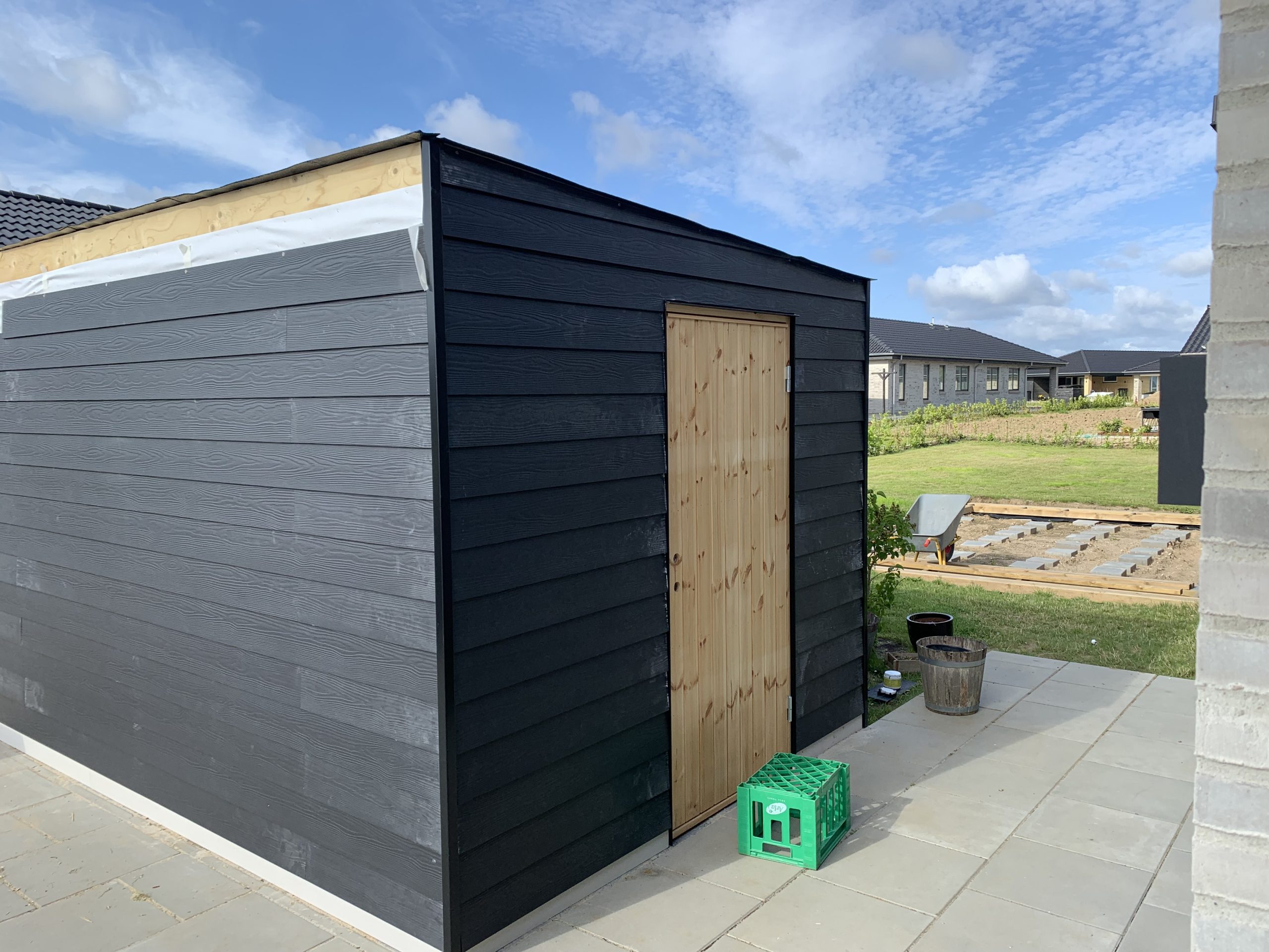 Förråd med underhållsfri ytterpanel