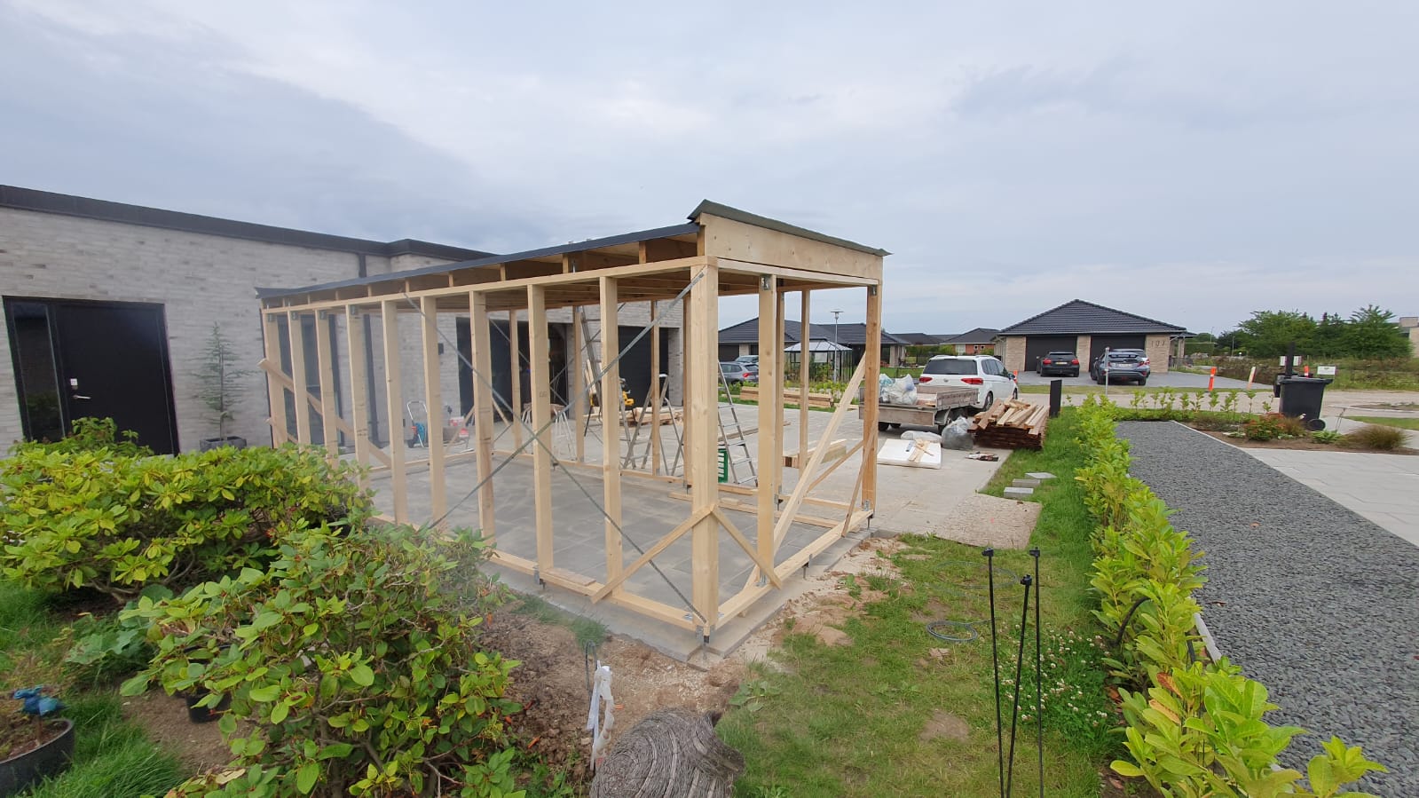 Förråd med underhållsfri ytterpanel