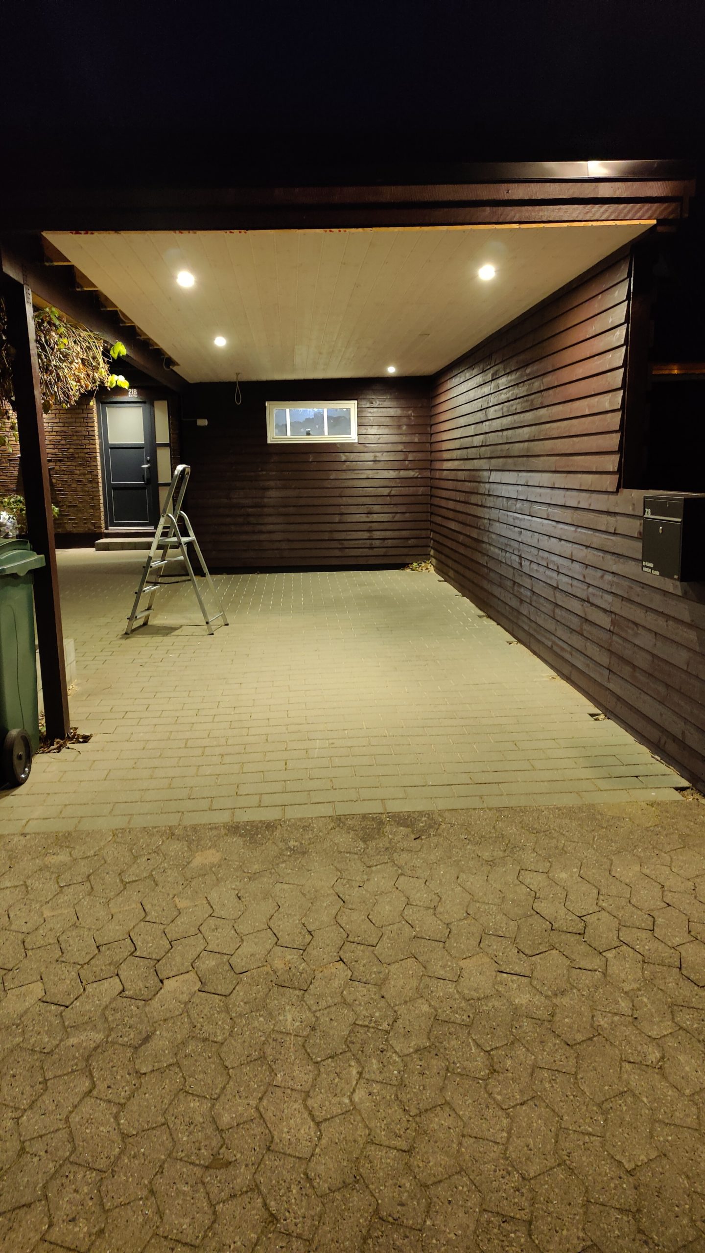 Förråd och carport med papptak