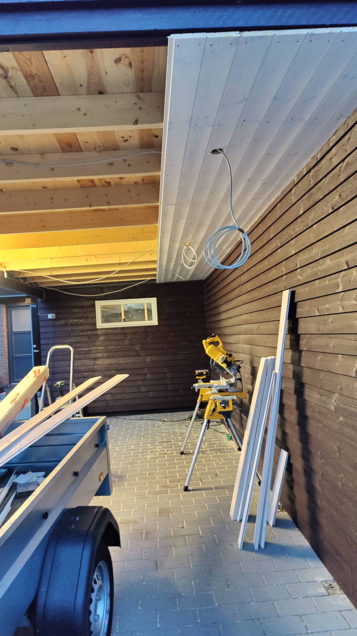 Förråd och carport med papptak