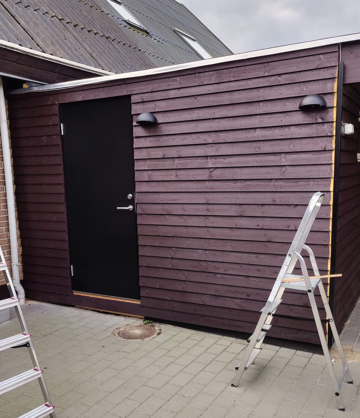 Skur og carpoort med tagpaptag