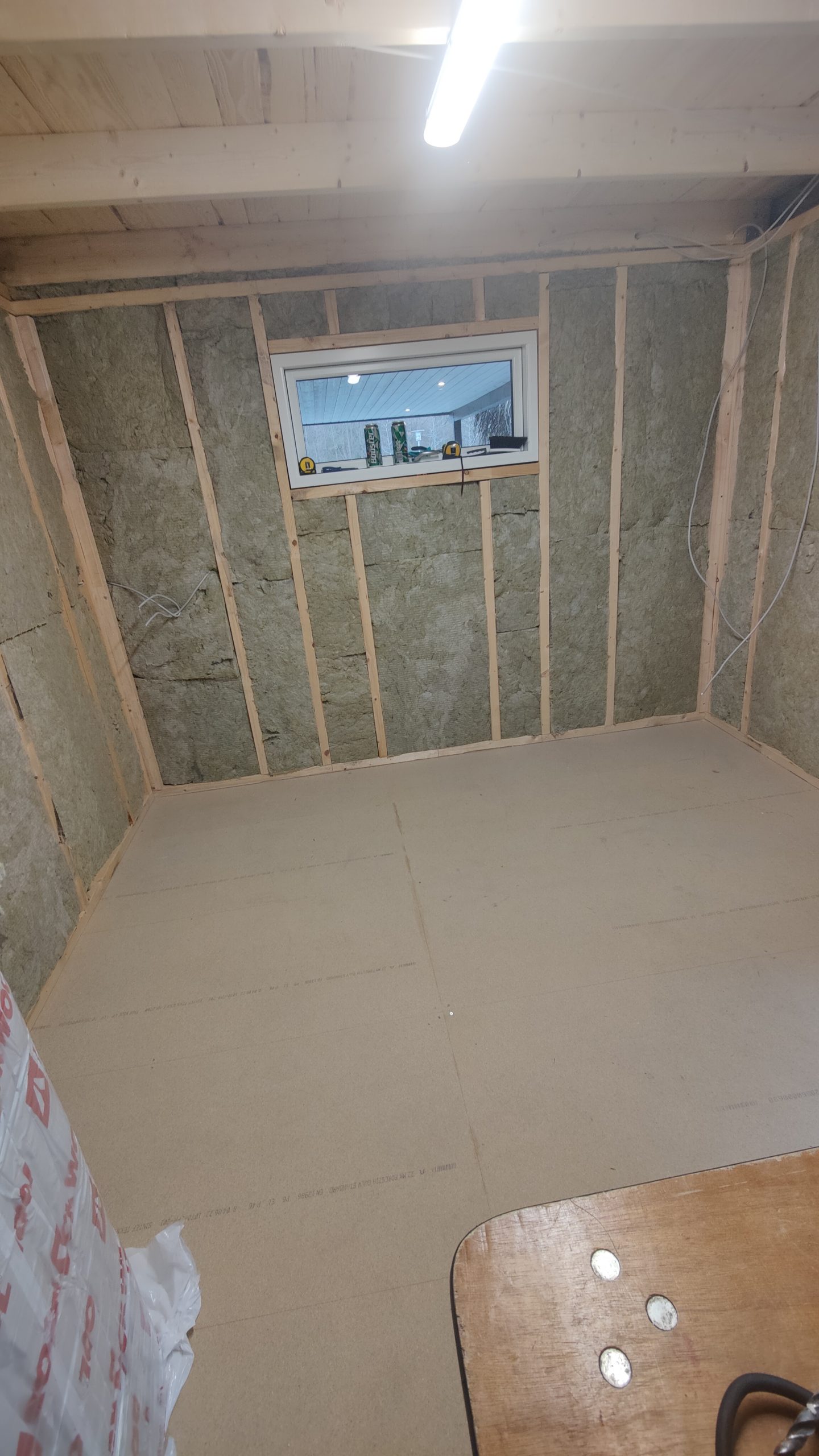 Förråd och carport med papptak