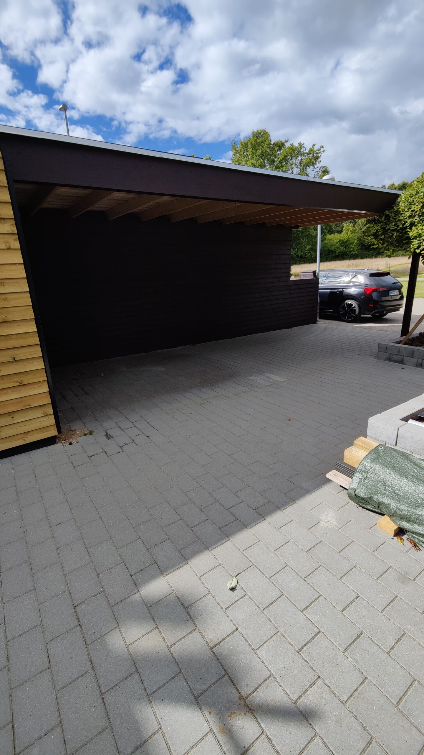 Förråd och carport med papptak