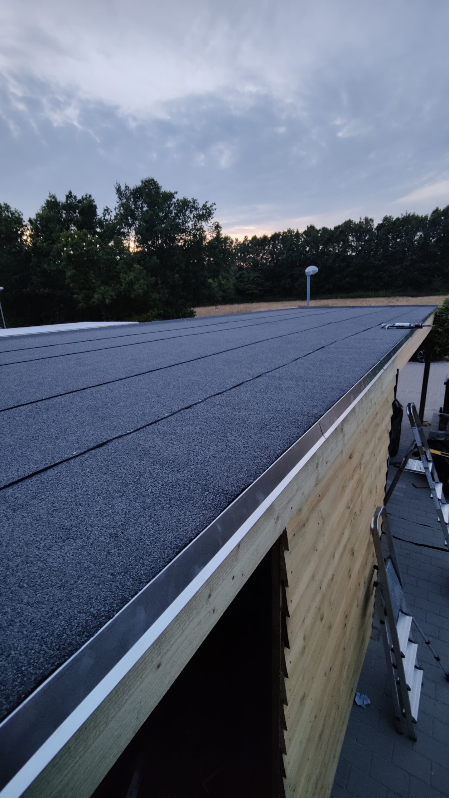 Förråd och carport med papptak