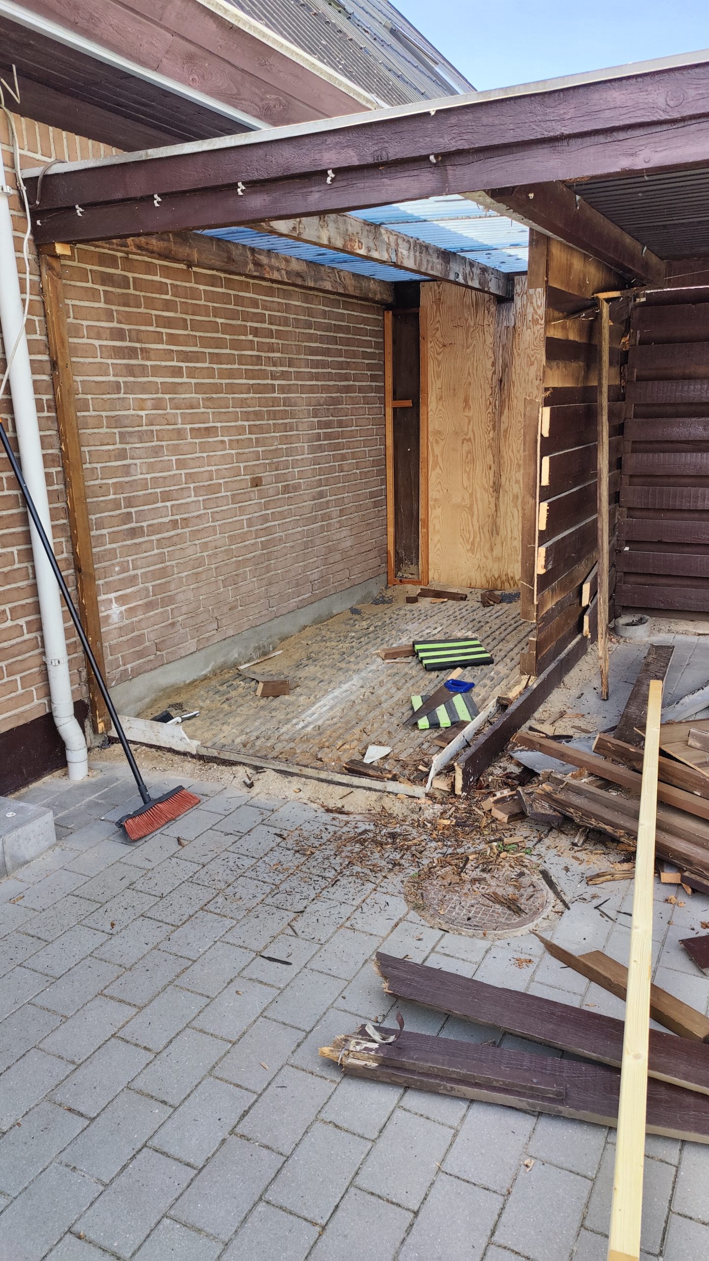 Förråd och carport med papptak