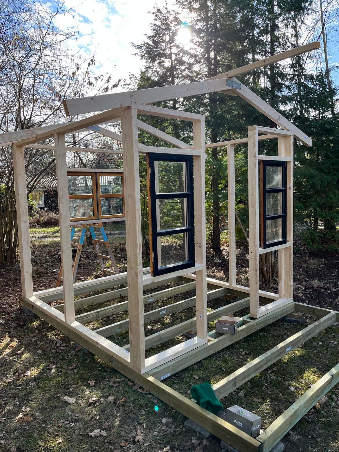 Litet förråd i trädgården