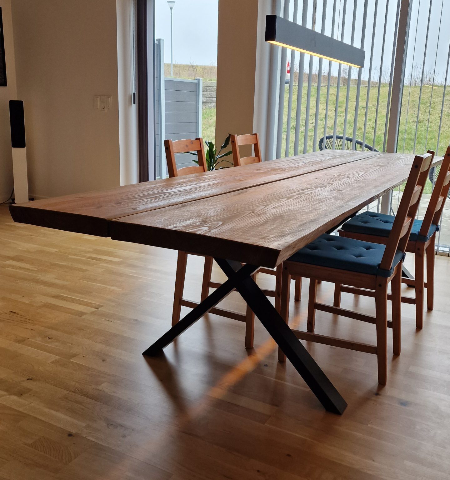 Matbord av lärkbbrädor