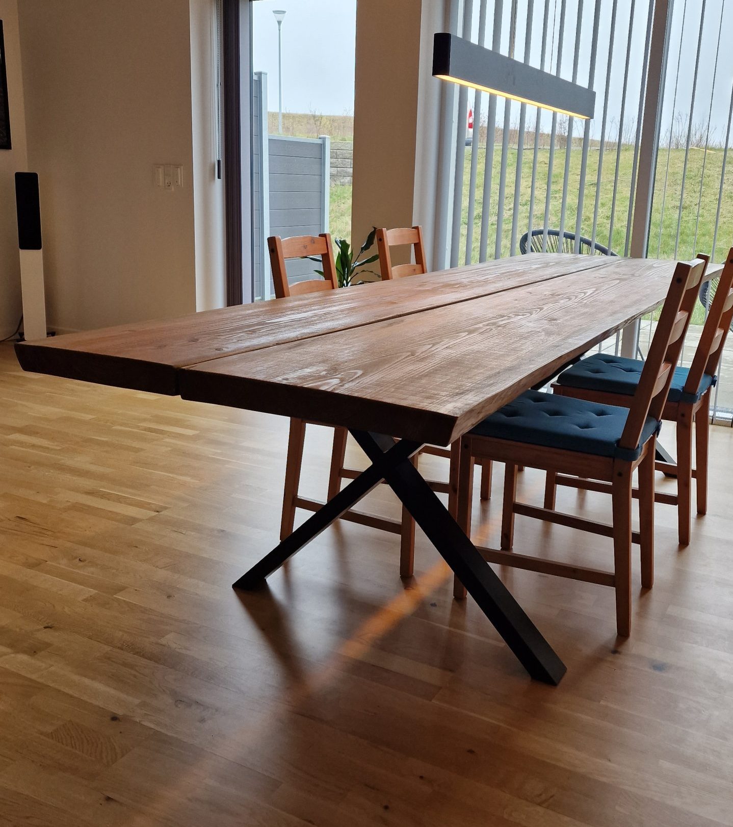 Ruokapöytä lehtikuusilankuista