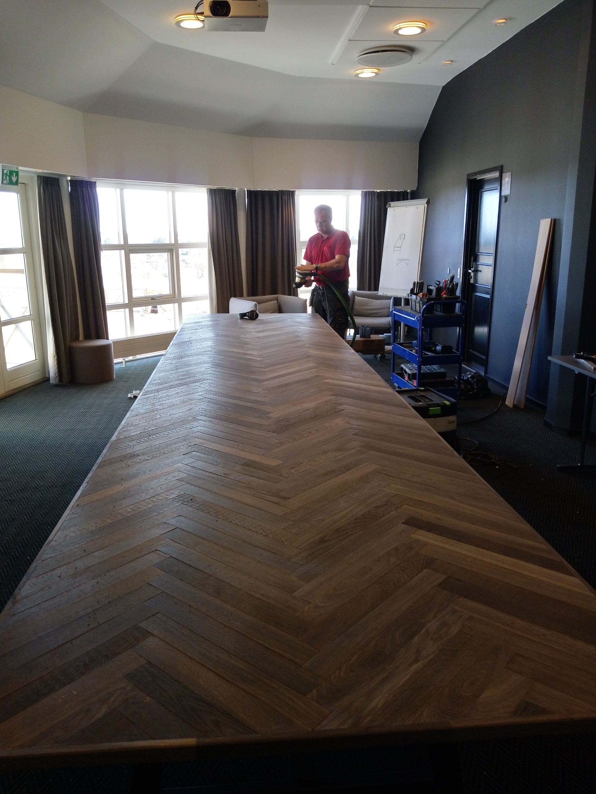 Kokouspöytä kalanruotokuviolla