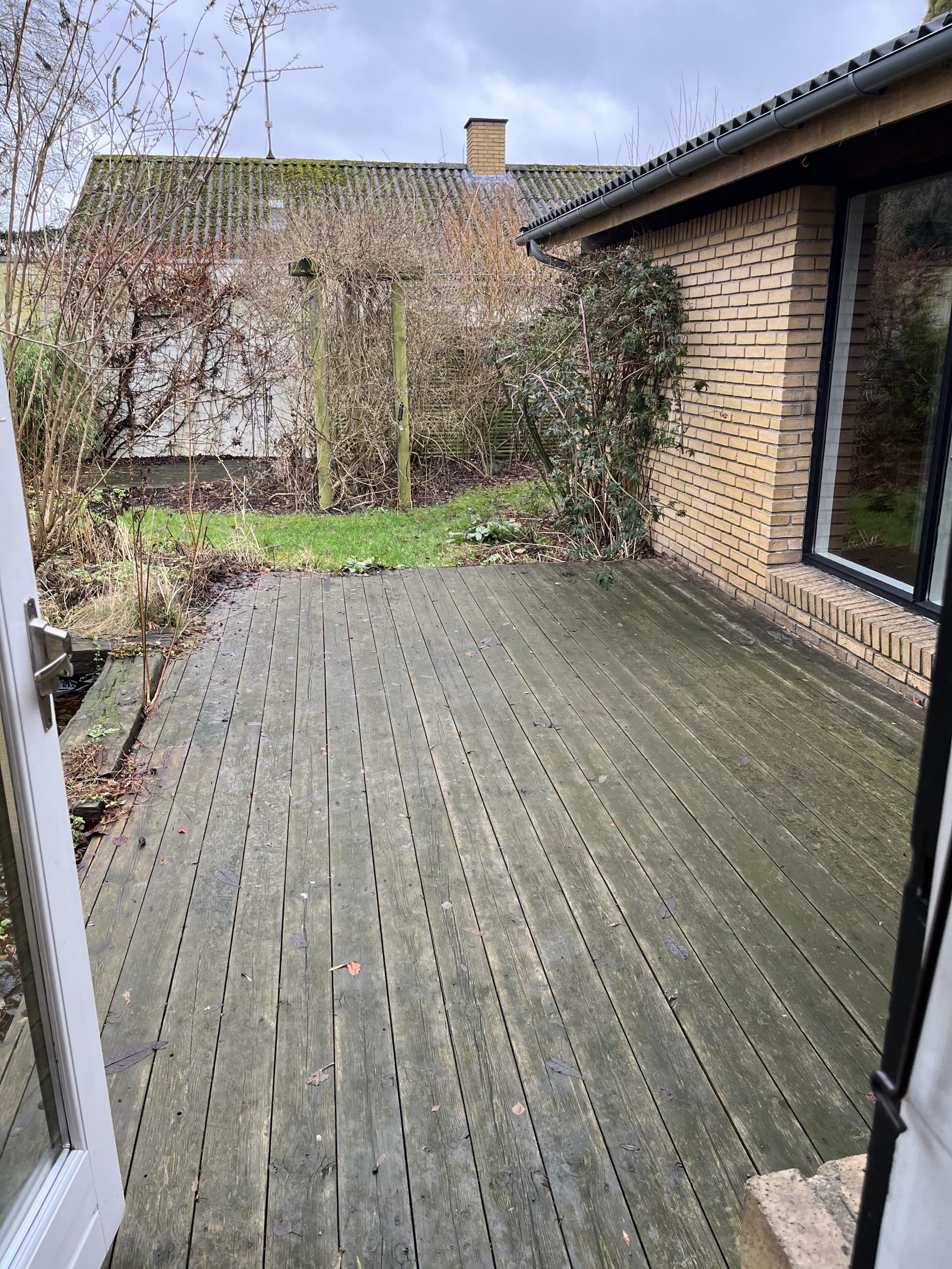 Havebord af gamle terrassebrædder