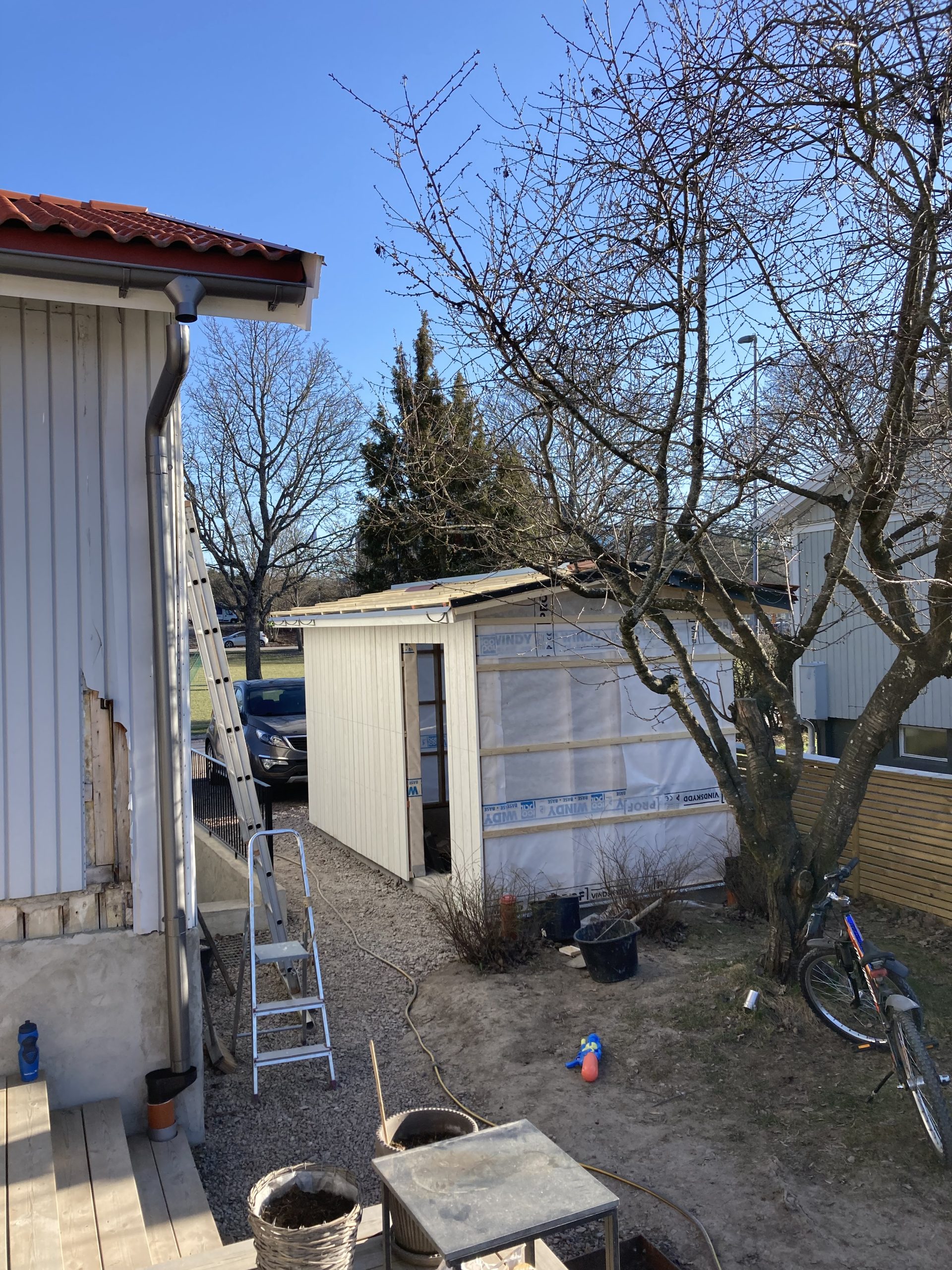 Redskapsskjul på gjuten platta