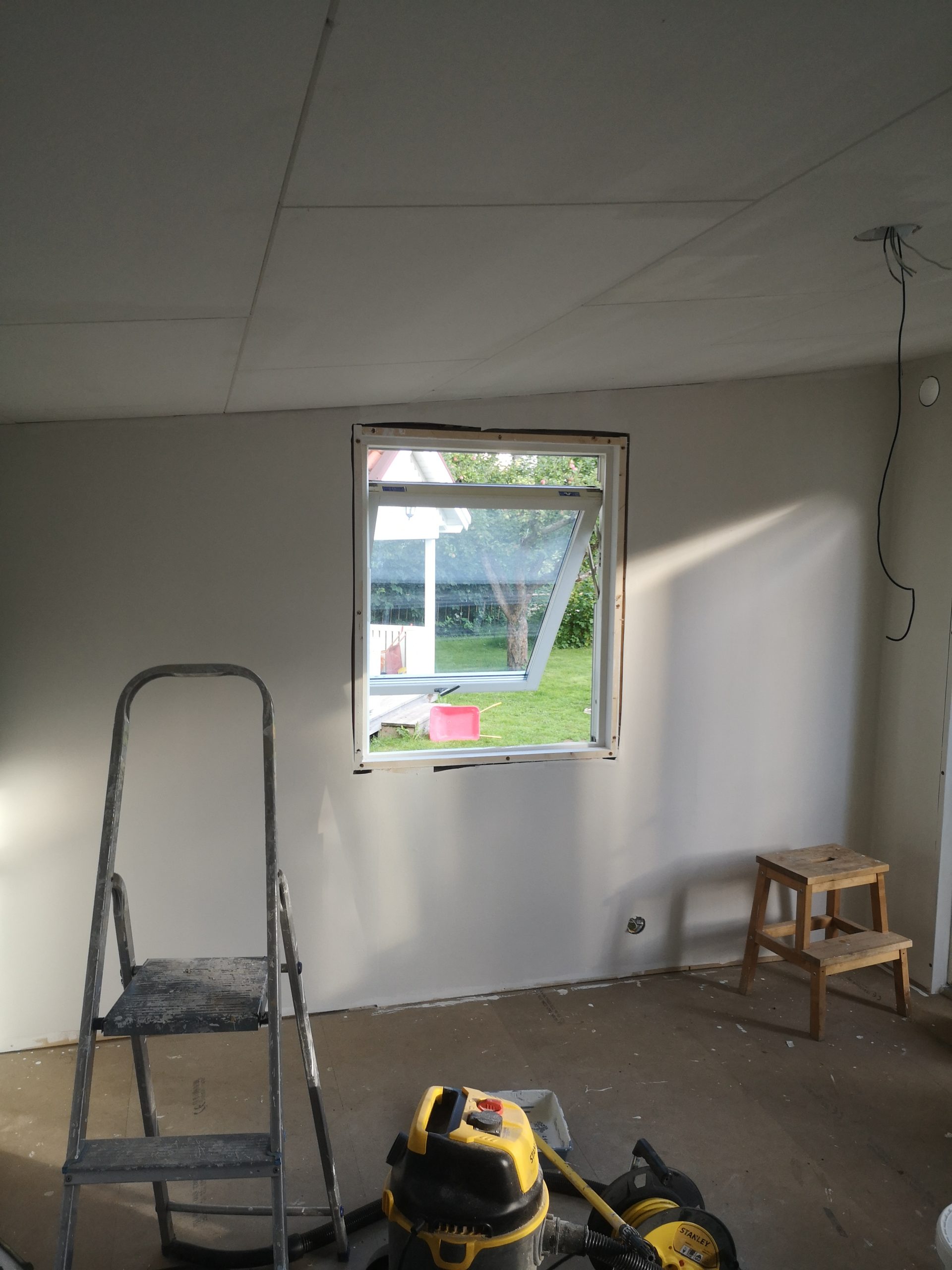 Trädgårdsförråd med pulpettak