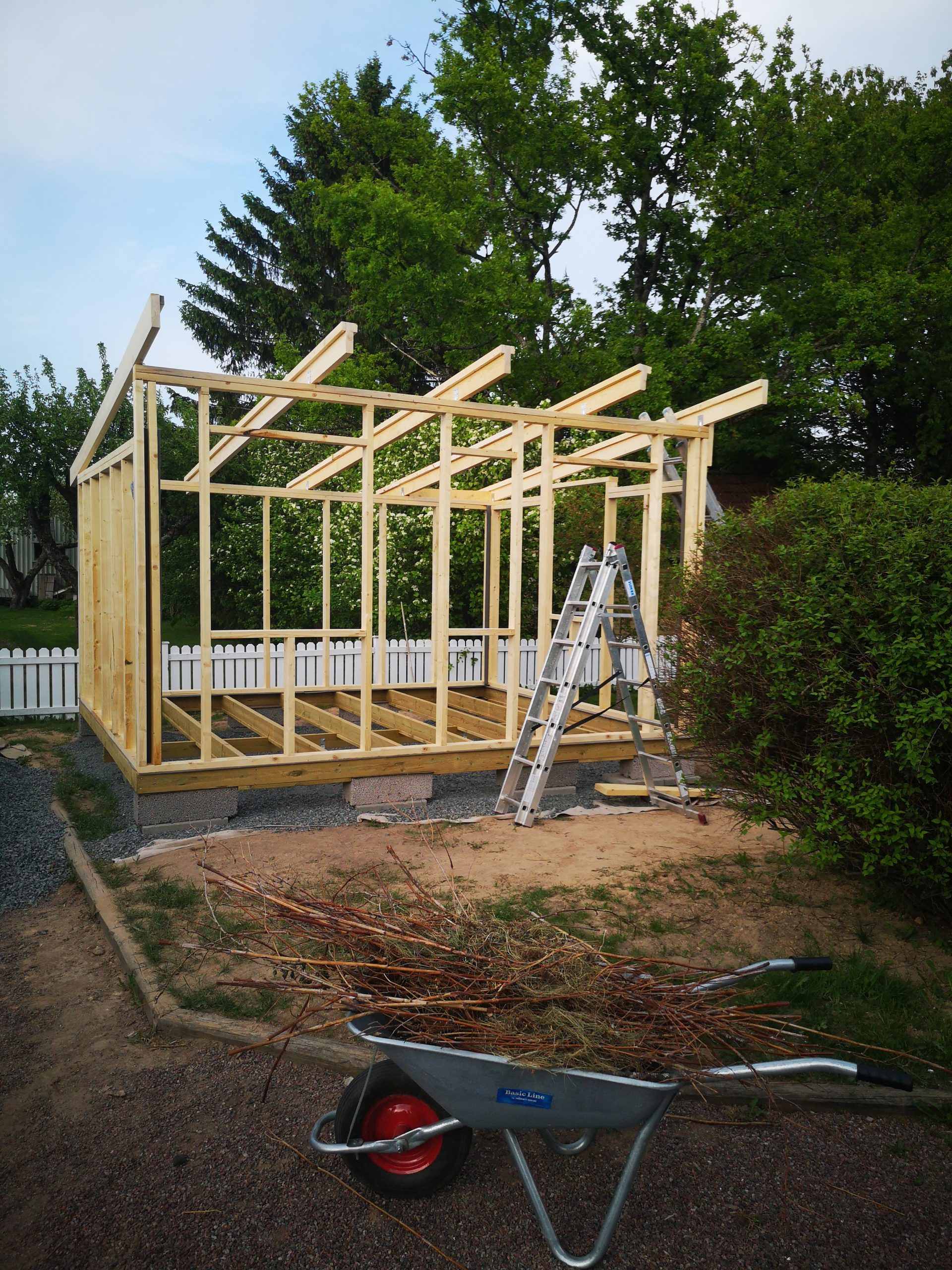 Trädgårdsförråd med pulpettak