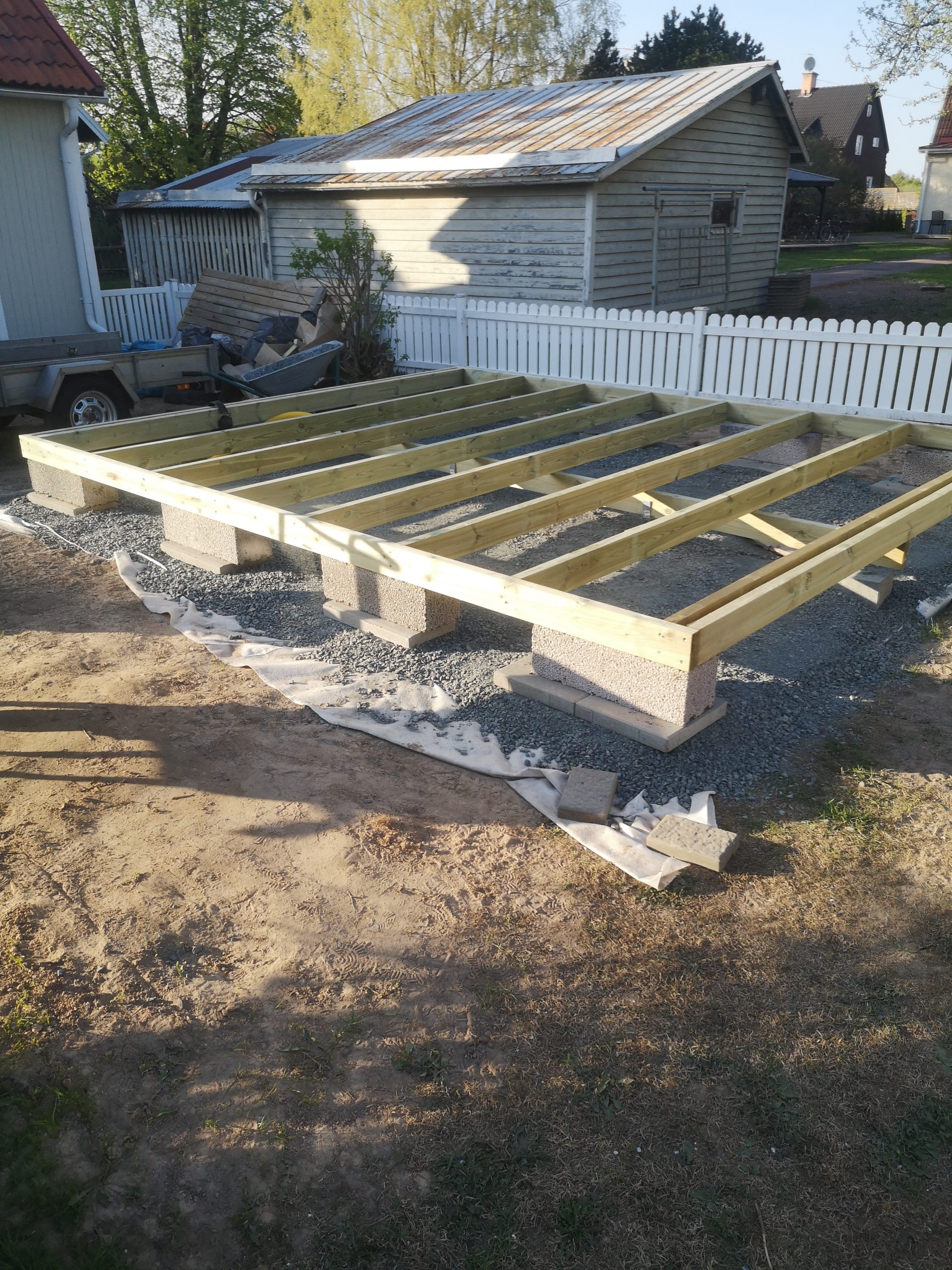 Trädgårdsförråd med pulpettak