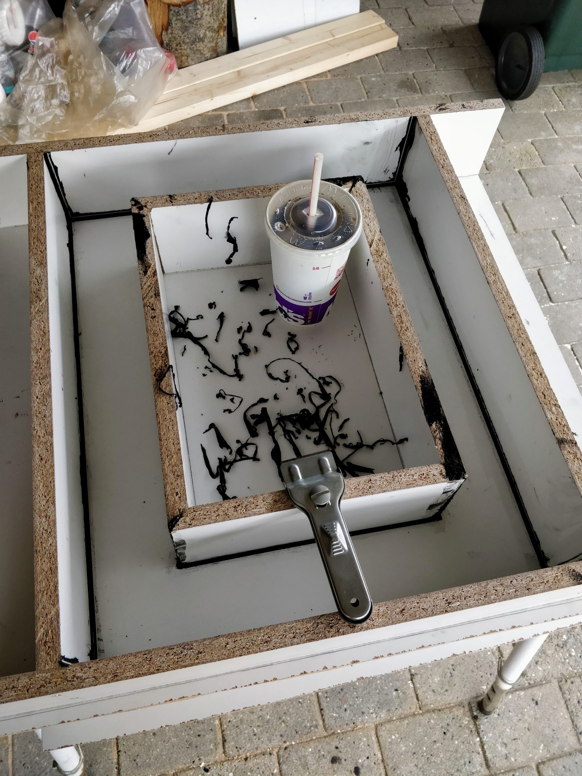 Benk i tre med bein i betong