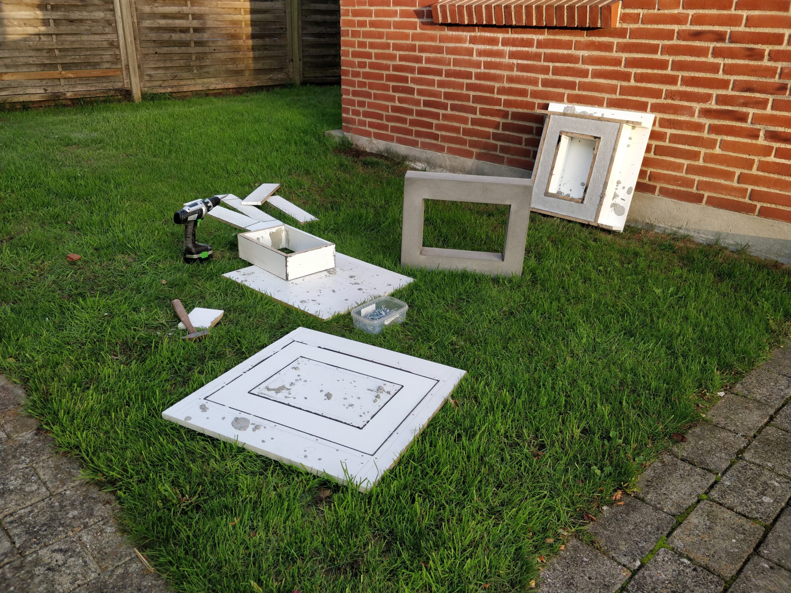 Benk i tre med bein i betong