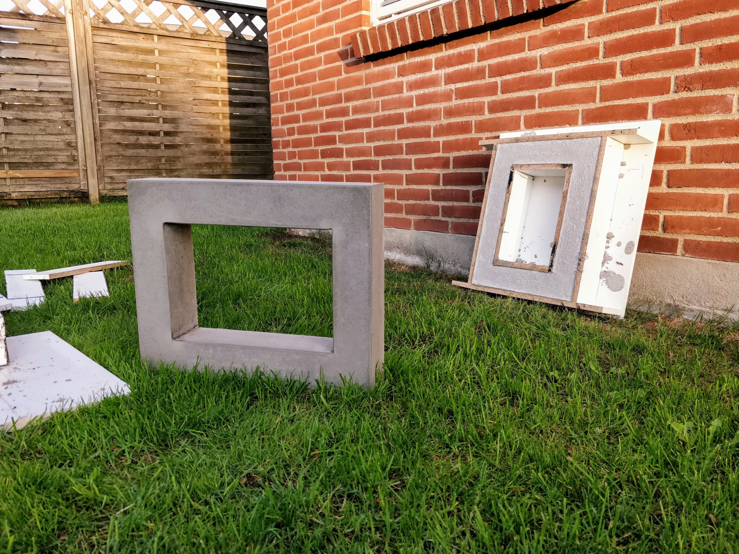 Benk i tre med bein i betong