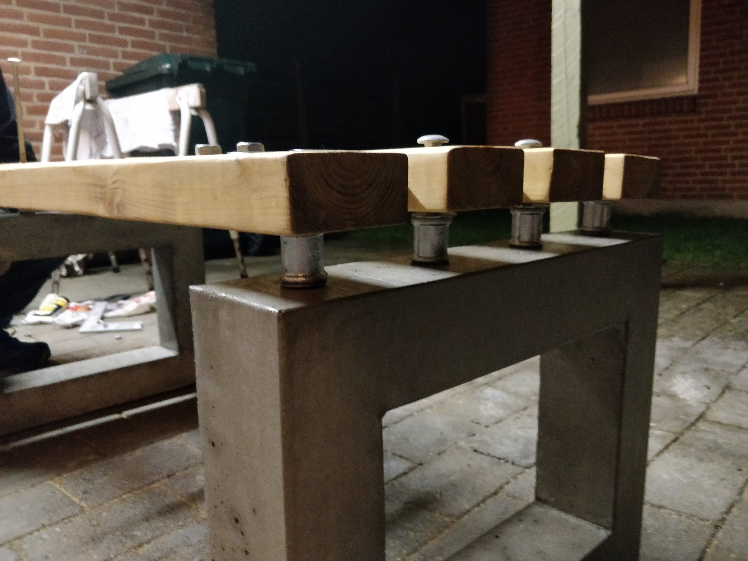 Benk i tre med bein i betong