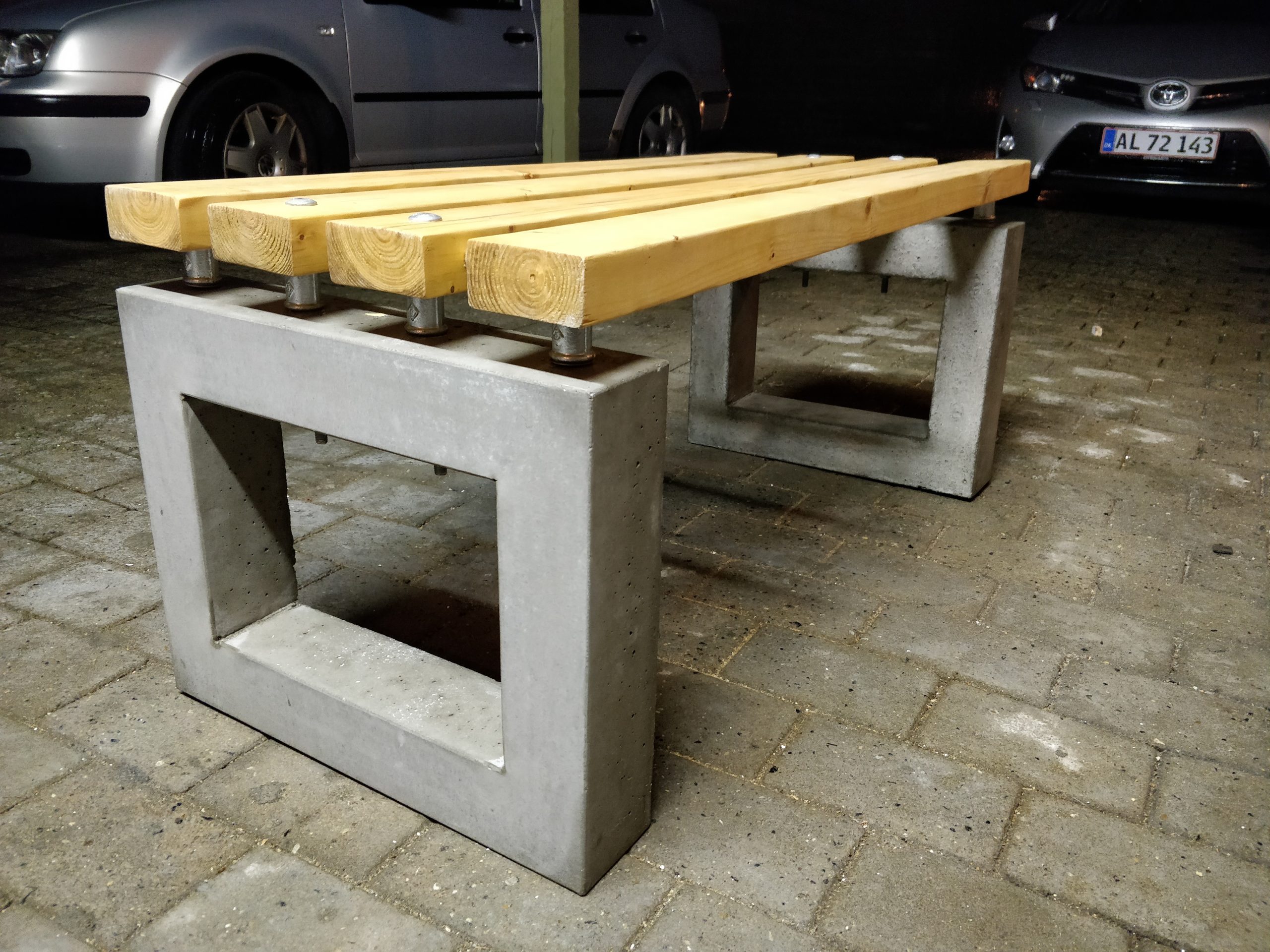 Benk i tre med bein i betong