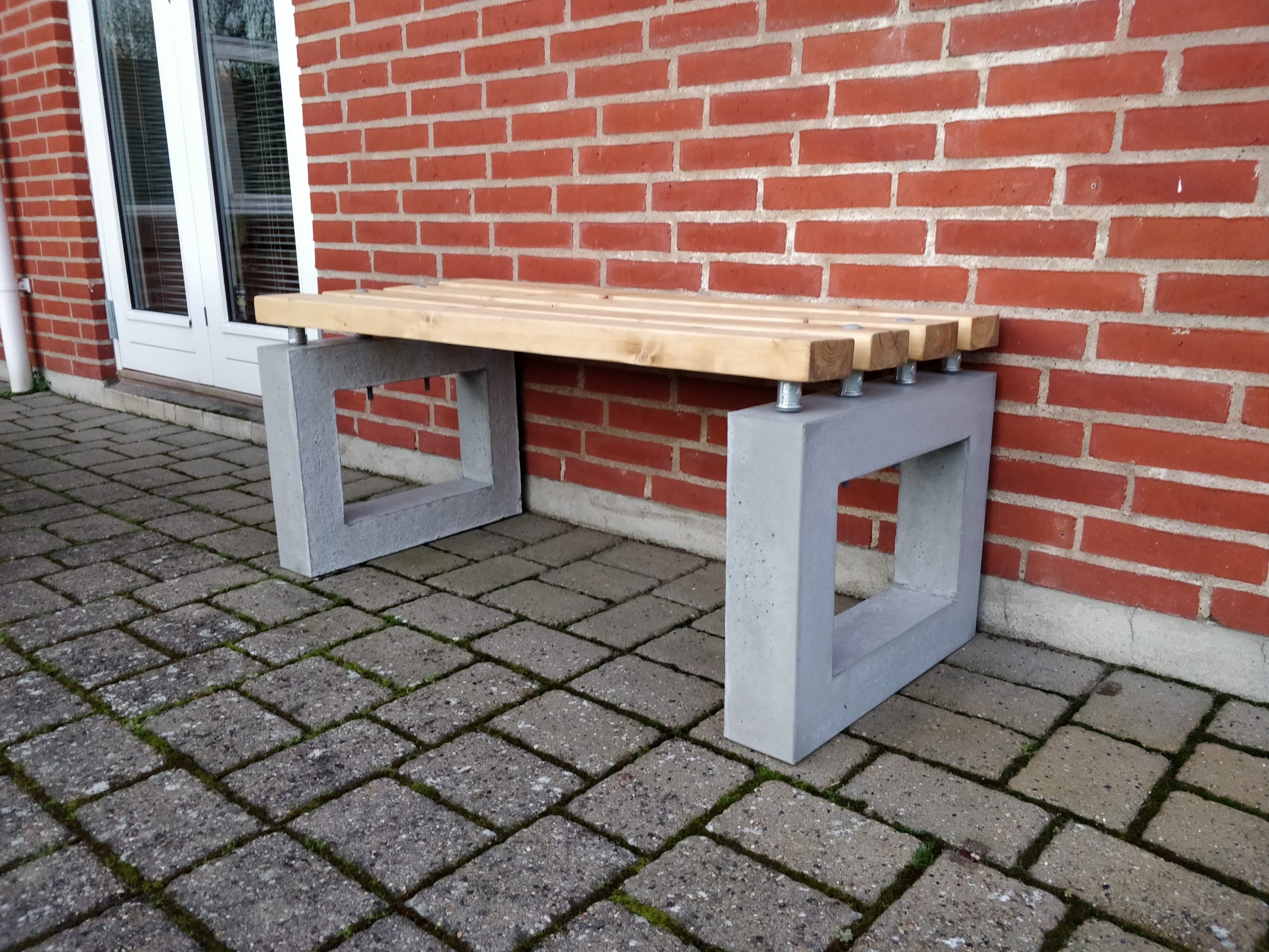 Benk i tre med bein i betong