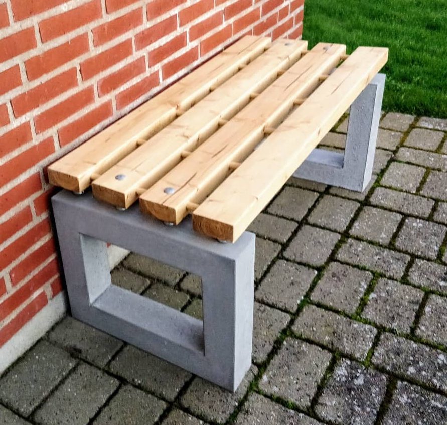 Benk i tre med bein i betong
