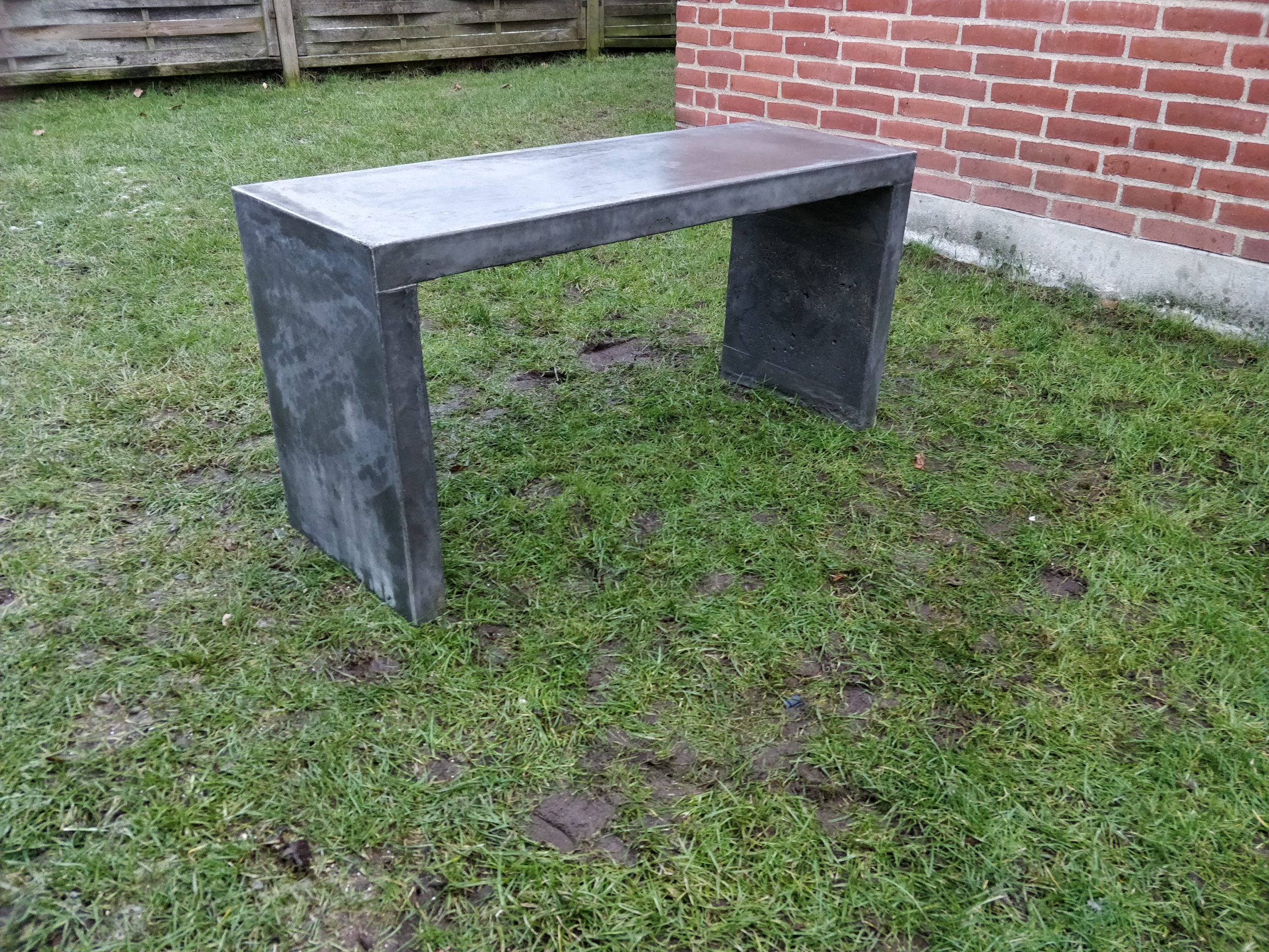 Betongbenk av fiberbetong