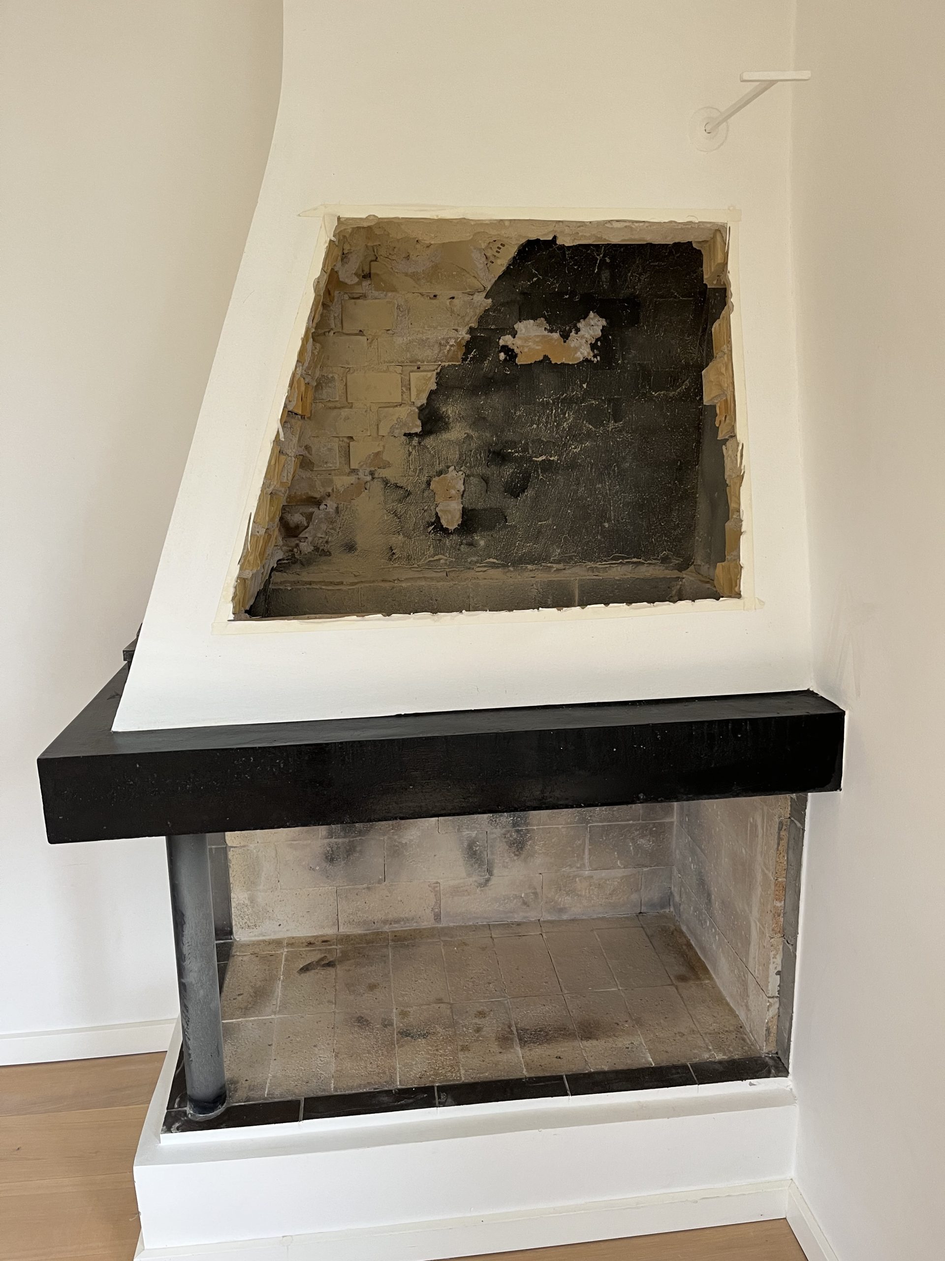 Barskap i nedlagt peis