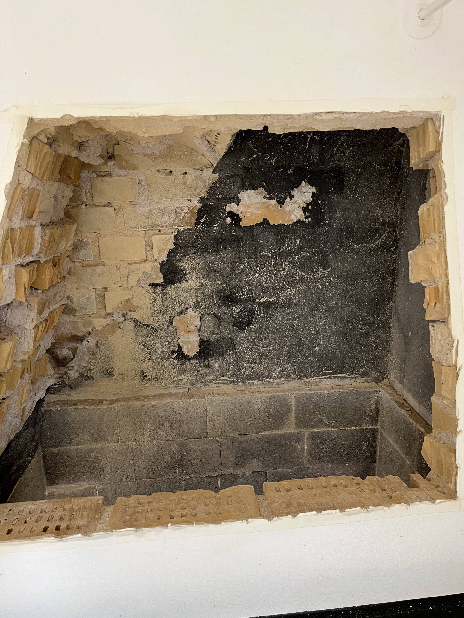 Barskap i nedlagt peis