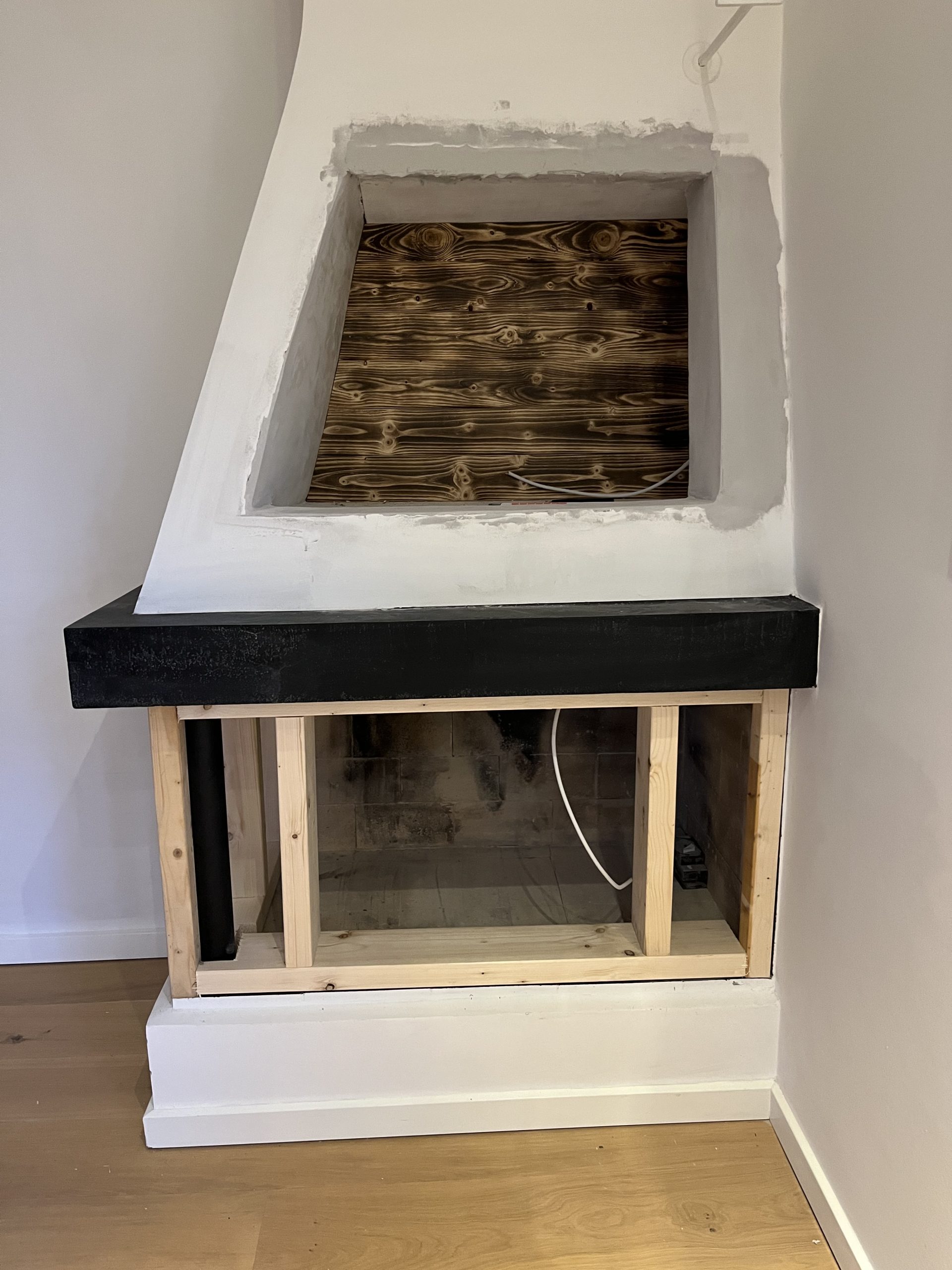 Barskap i nedlagt peis