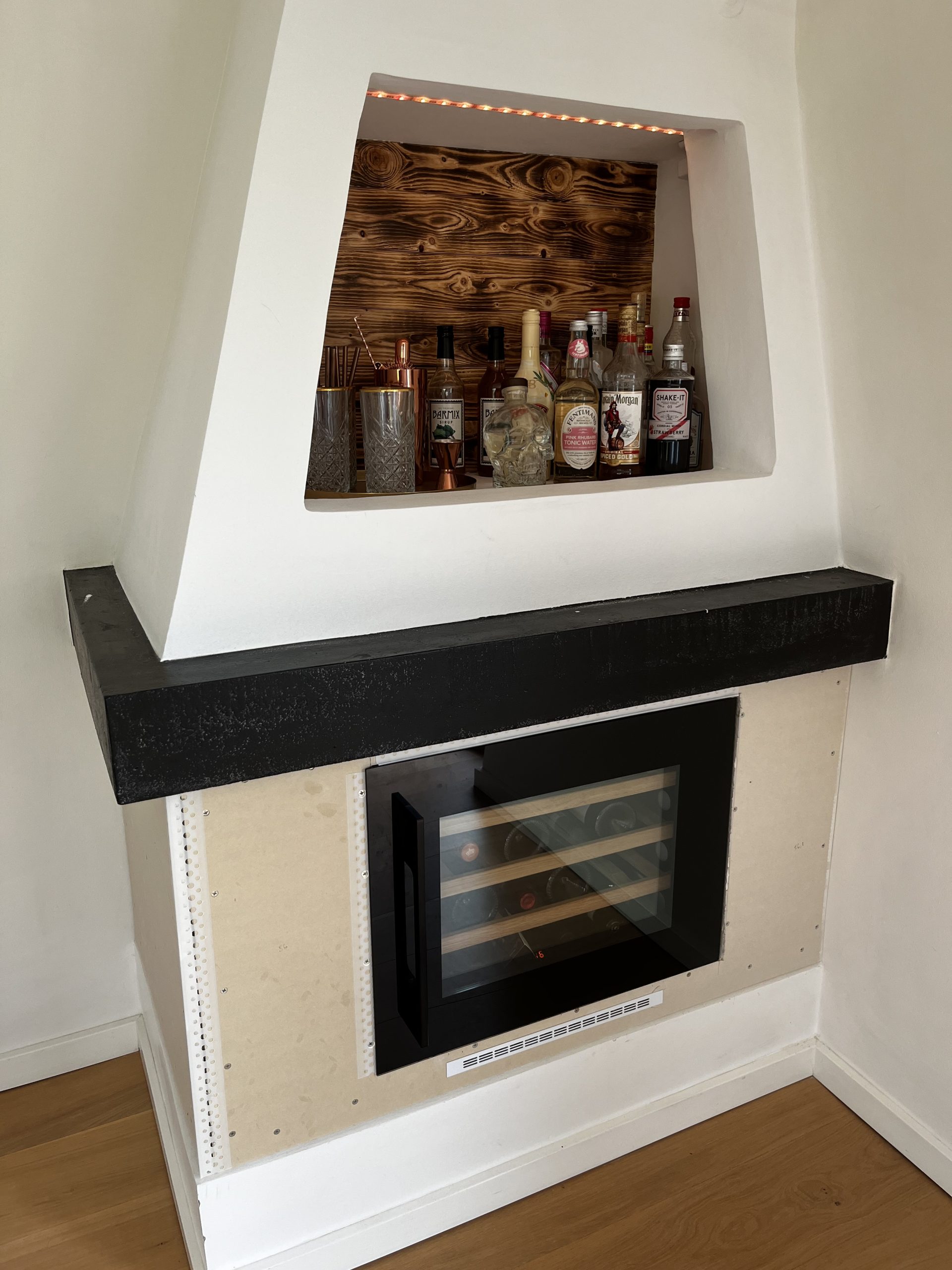 Barskap i nedlagt peis