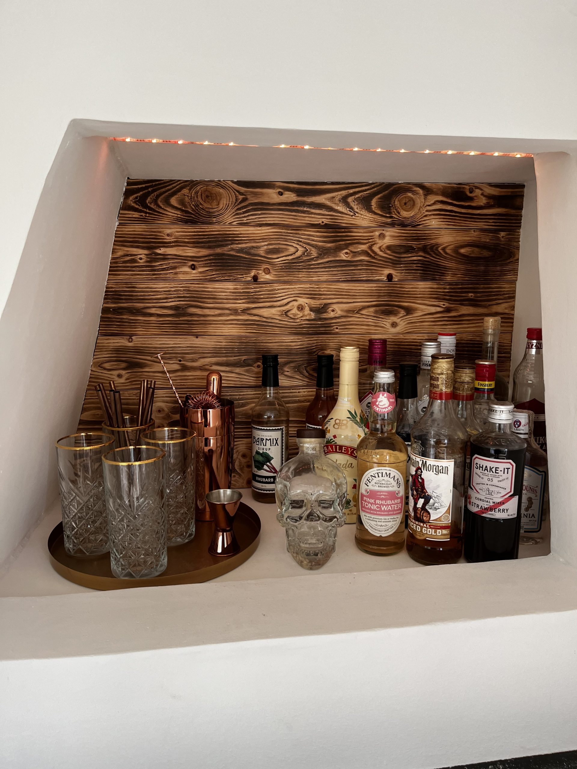 Barskap i nedlagt peis